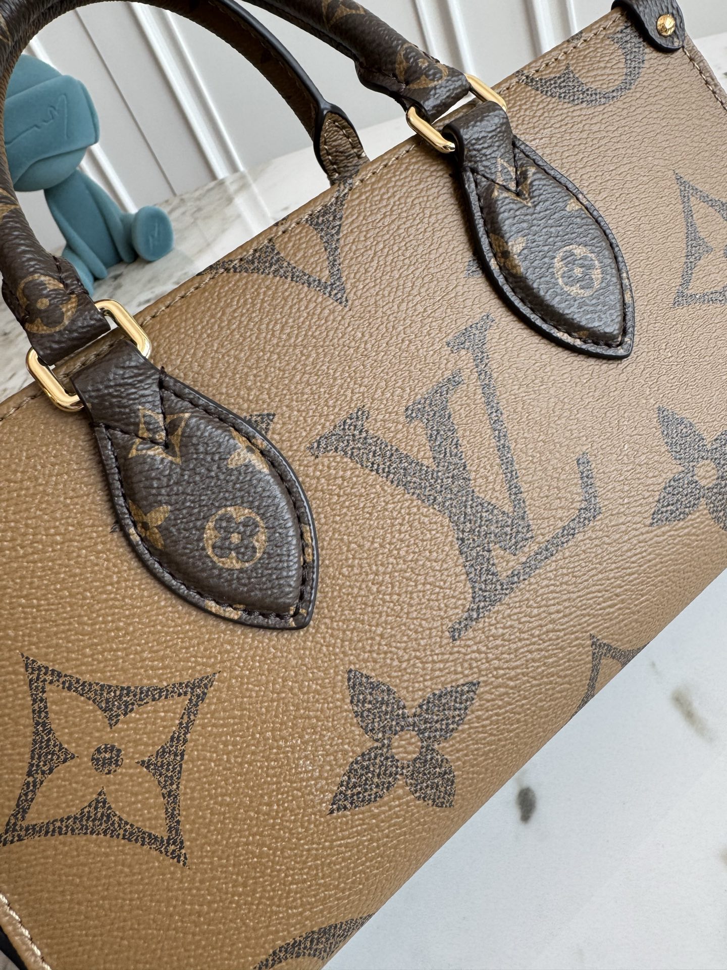 Louis Vuitton OnTheGo East West Handbag M14236 - Image 5