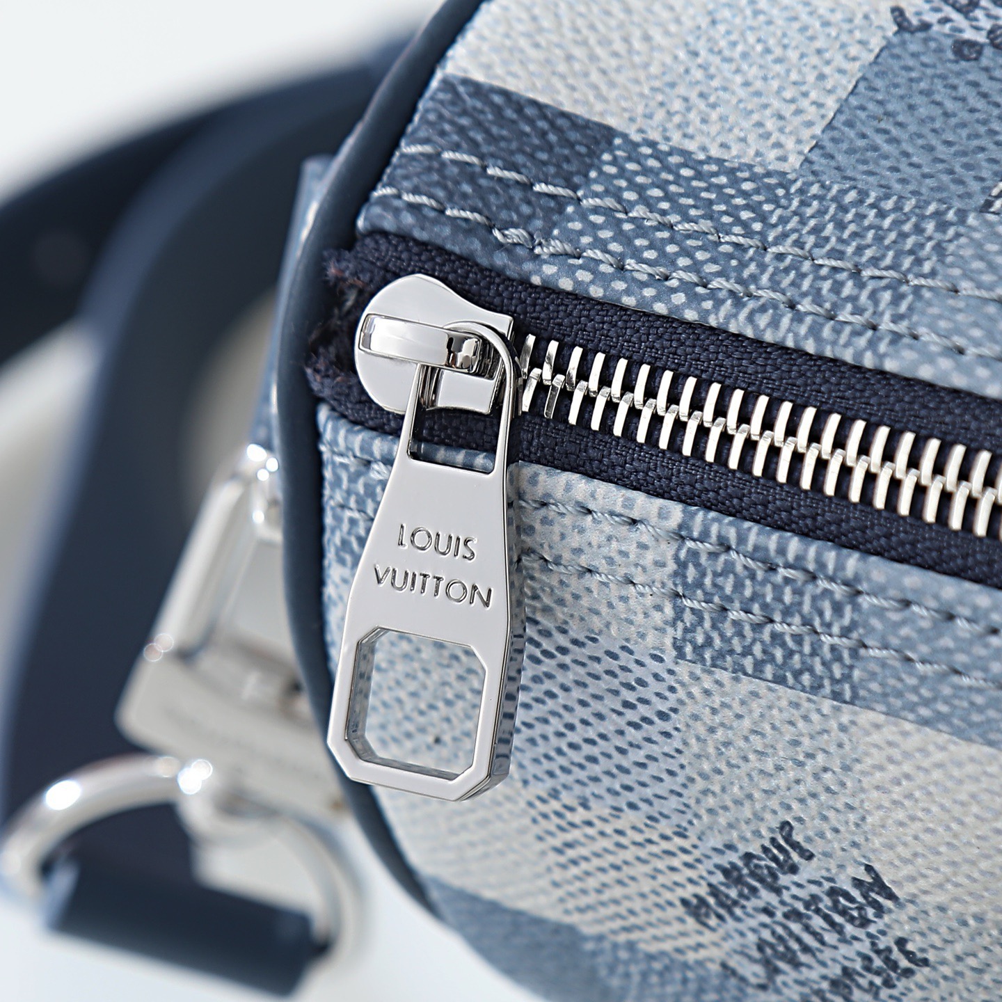 Louis Vuitton Keepall Bandoulière 25 Travel Bag - Image 5