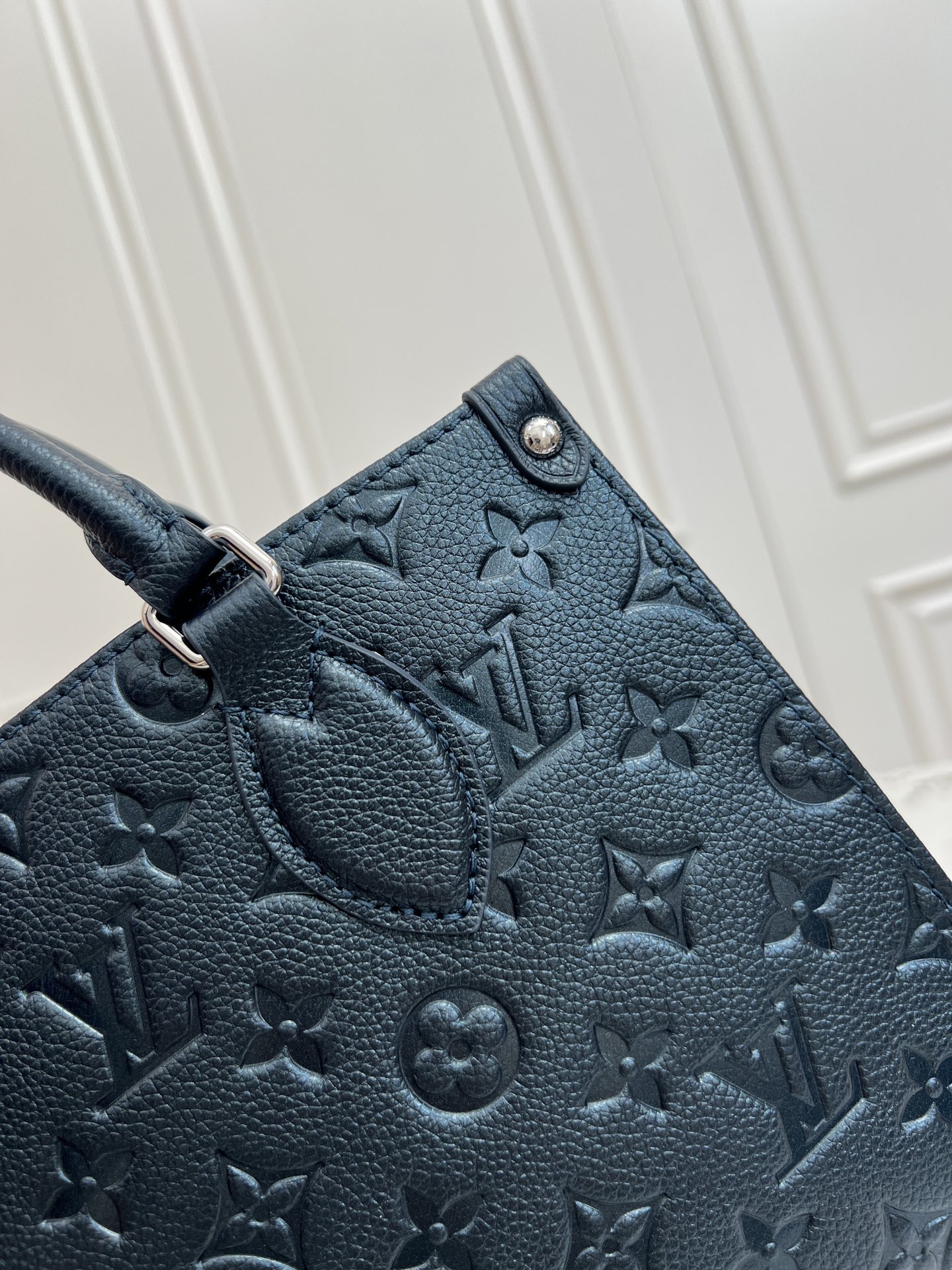 Louis Vuitton OnTheGo Tote in Pearl Blue Embossed Leather - Image 5