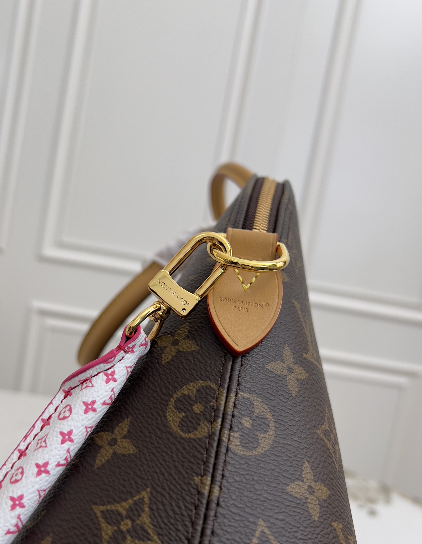 Alma Soft Medium Handbag - Image 5