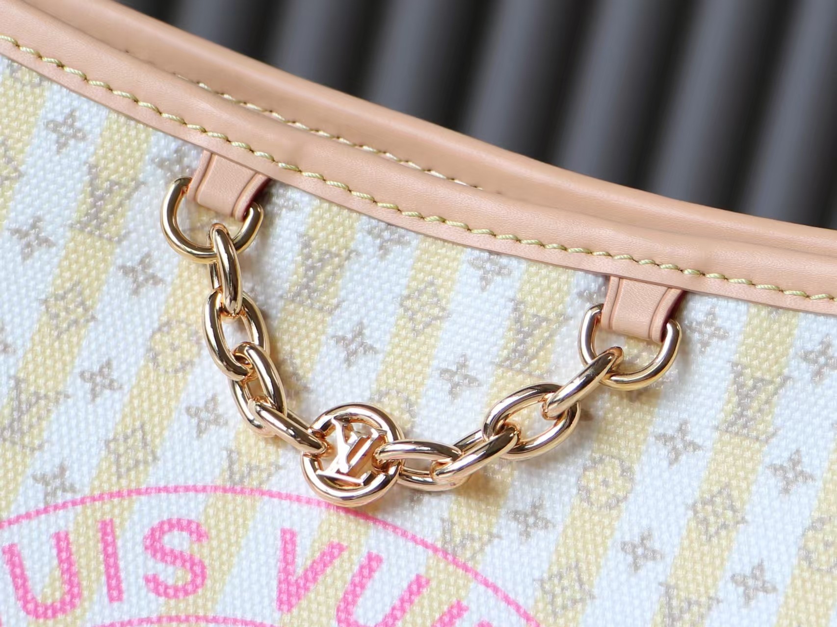 Louis Vuitton CarryAll East-West Handbag in Banana Monogram Canvas - Image 5
