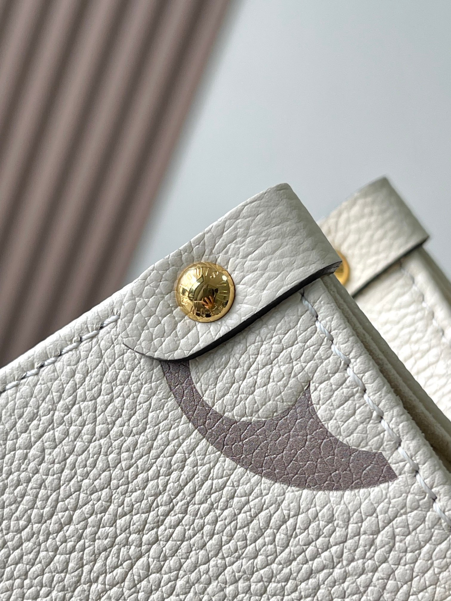 Louis Vuitton Onthego Small Handbag, White, Model M45654 - Image 5