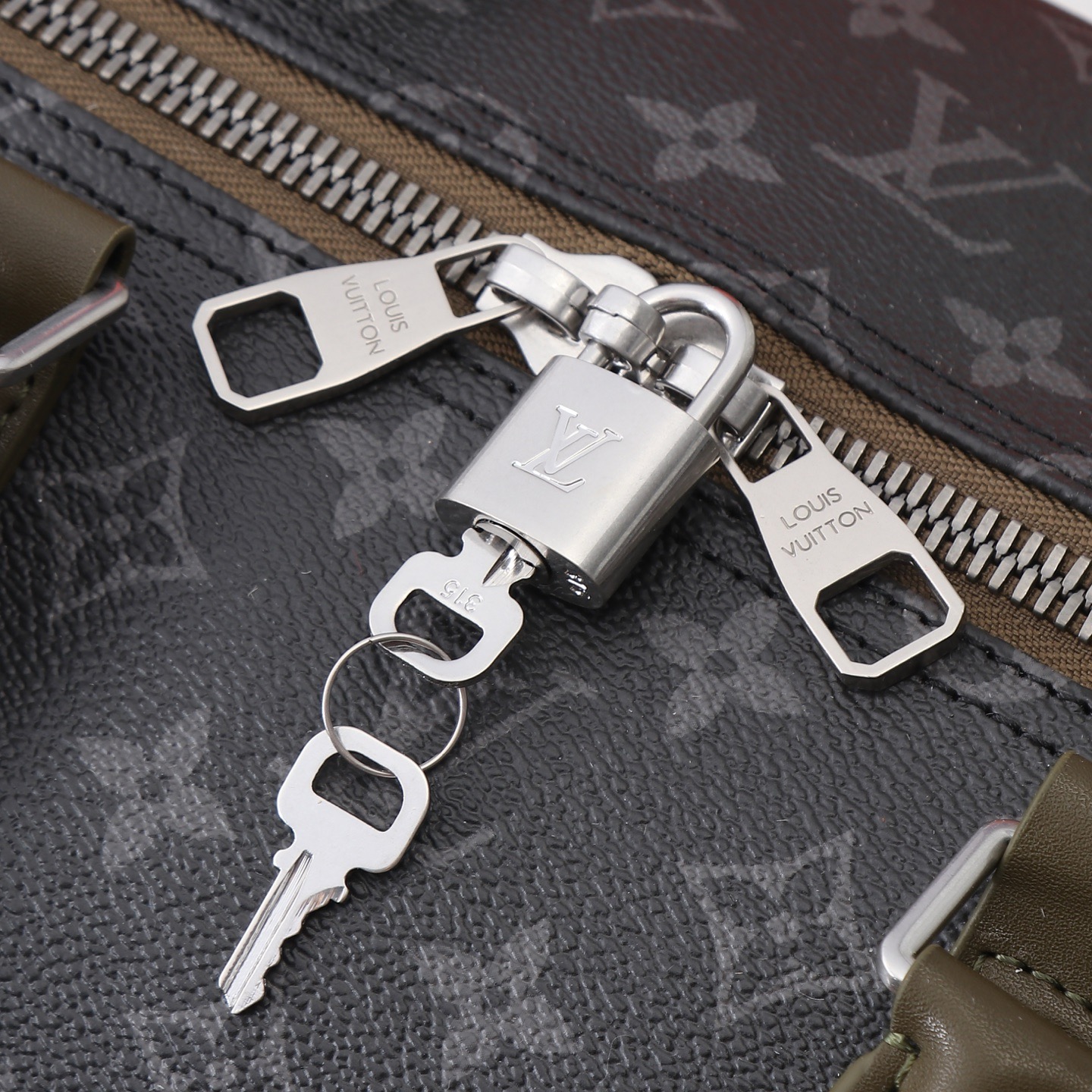 Louis Vuitton Keepall Bandoulière 55 Travel Bag - Image 5