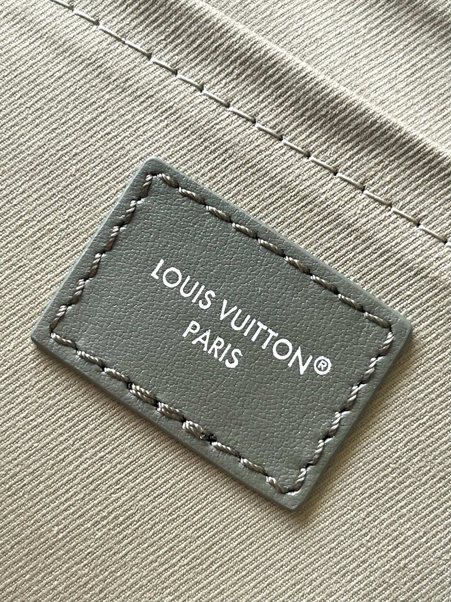 Louis Vuitton Keepall Bandoulière 25 Shoulder Bag - Image 5