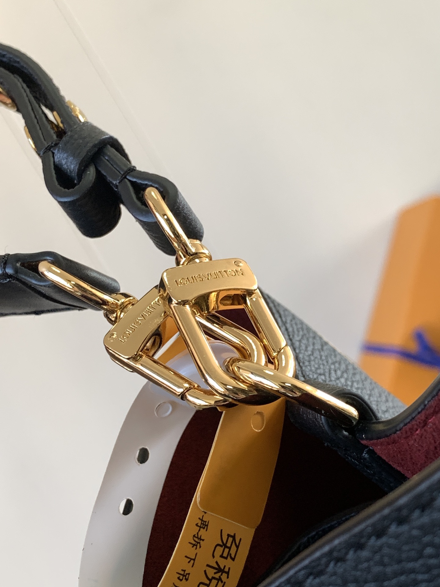 Louis Vuitton NeoNoe MM Bucket Bag in Embossed Grained Cowhide - Image 5