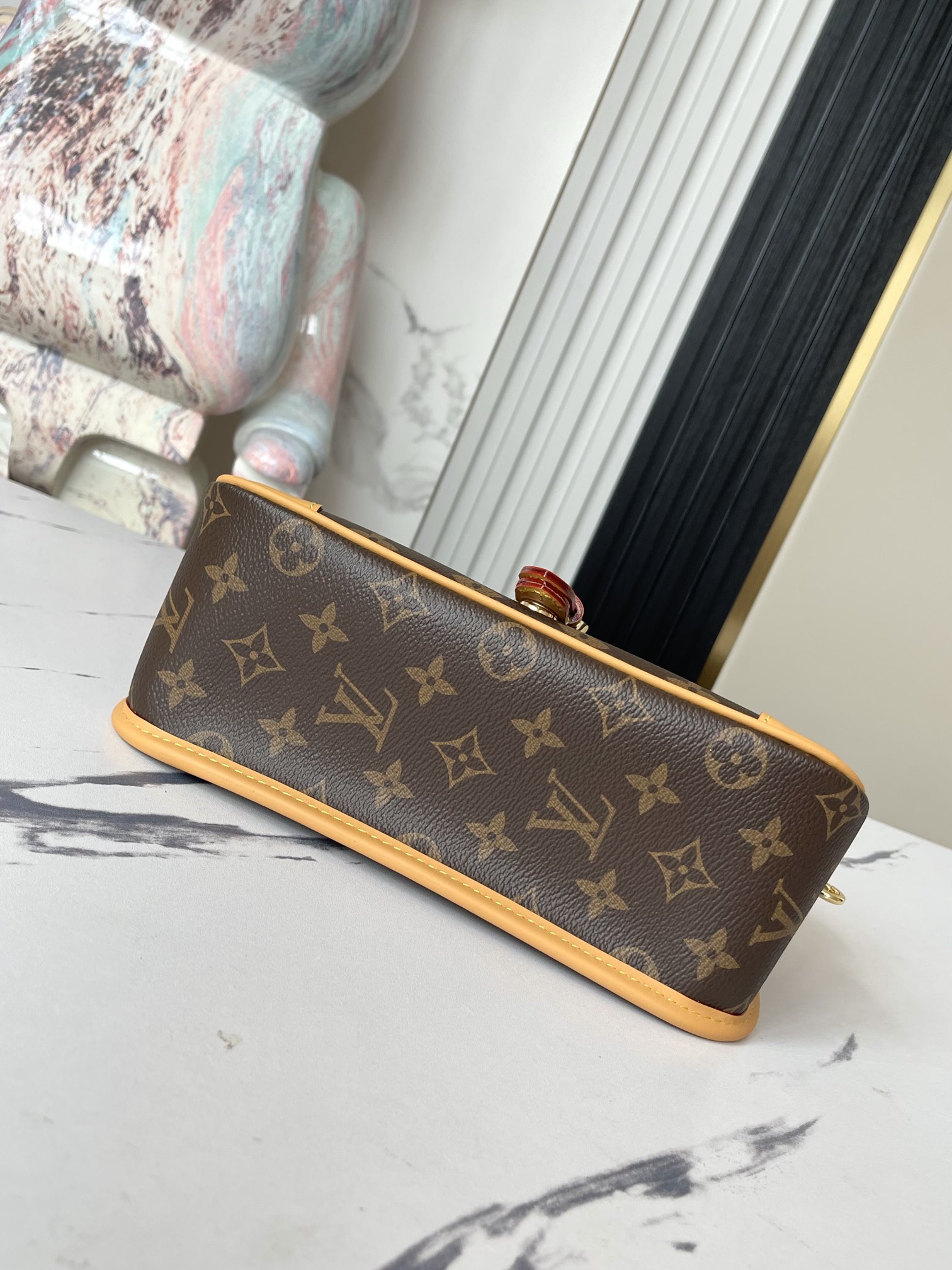 Diane Leather Handbag with Detachable Shoulder and Crossbody Straps - Image 5