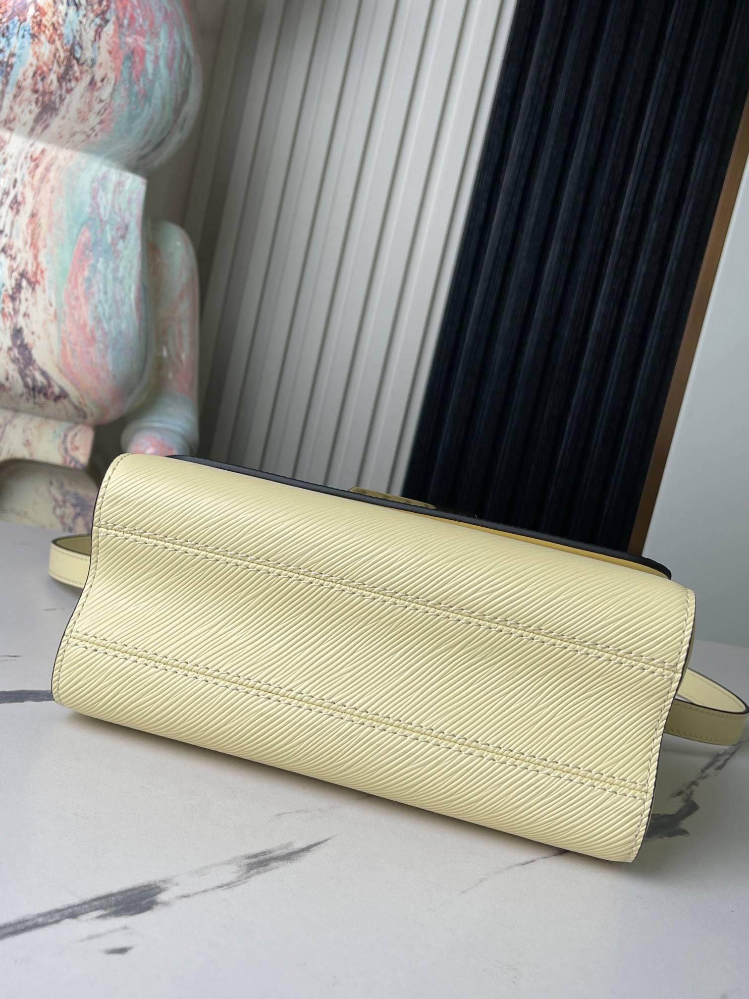 Louis Vuitton Twist Medium Handbag M22773 - Image 5