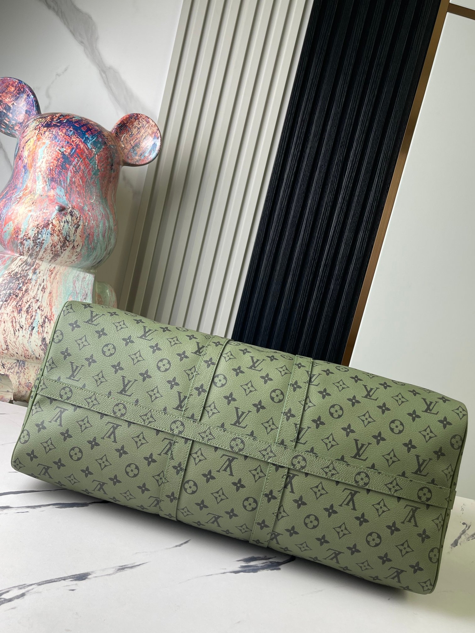 Louis Vuitton Keepall Bandoulière 55 Travel Bag in Monogram Tones - Image 5