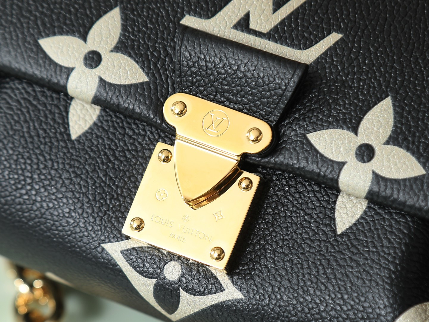 Louis Vuitton M45859 Favorite Monogram Leather Crossbody Bag - Image 5