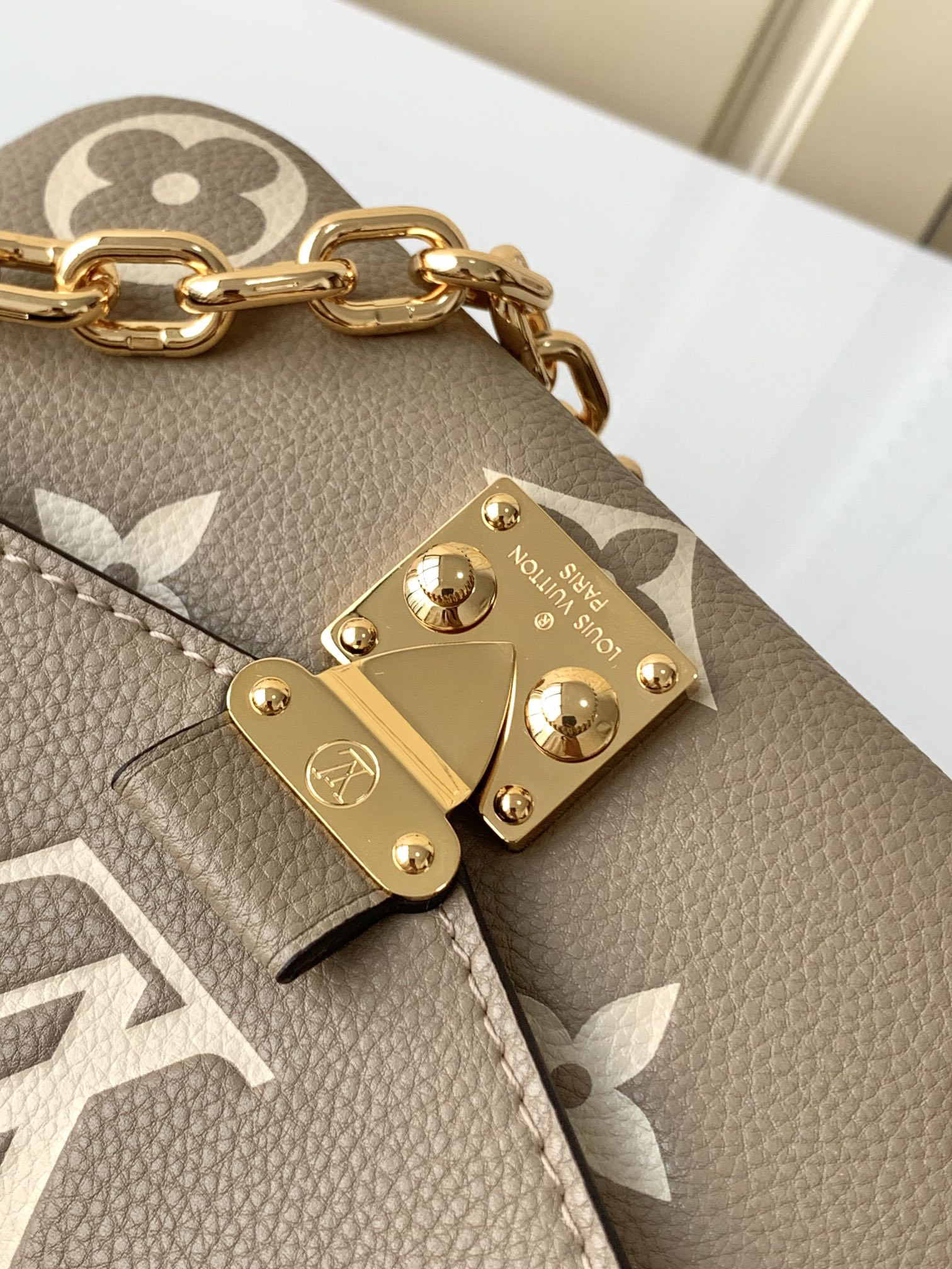 Louis Vuitton Pochette Métis East West Crossbody Bag - Image 5