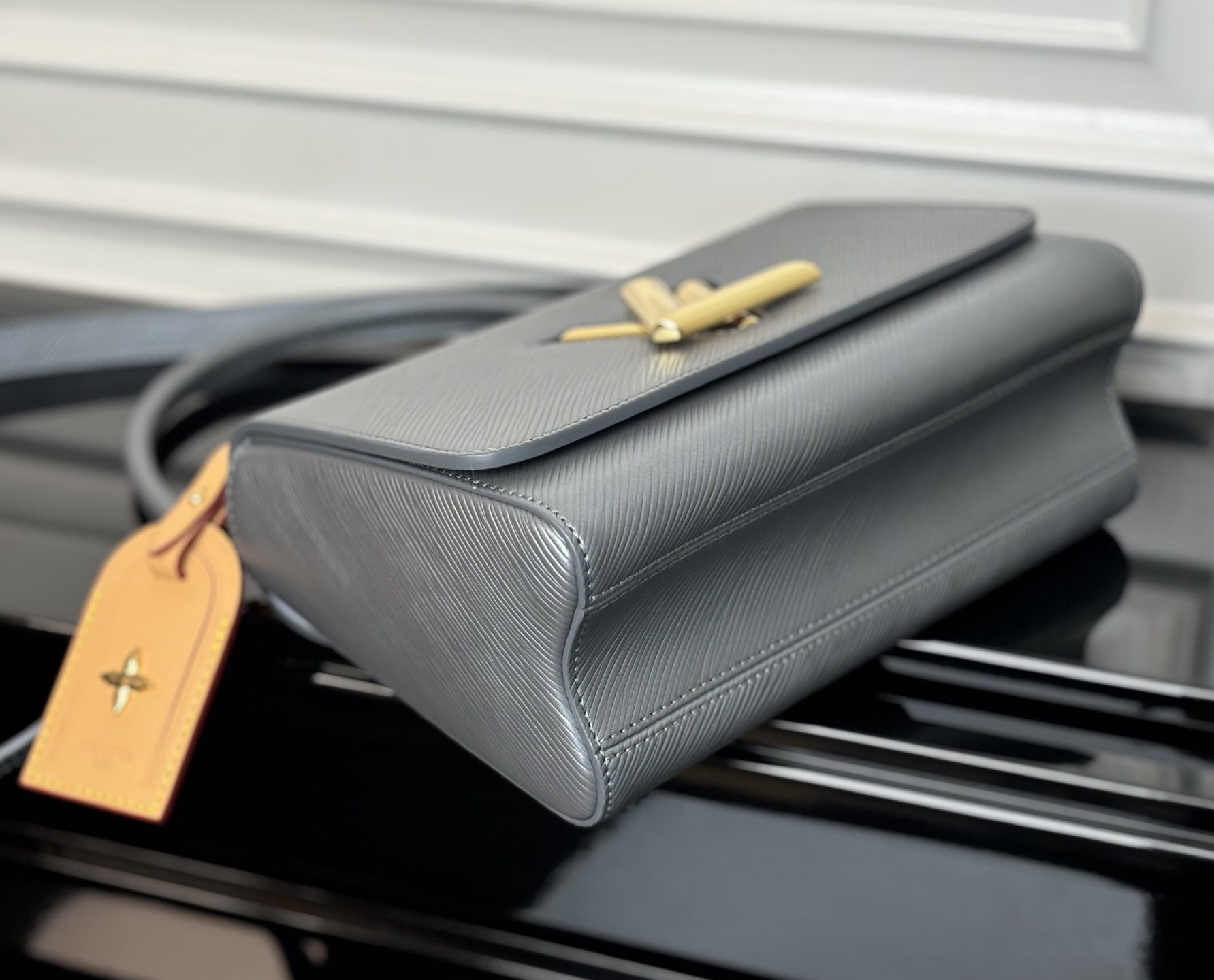 Louis Vuitton M14059 Twist MM Epi Leather Crossbody Bag - Image 5