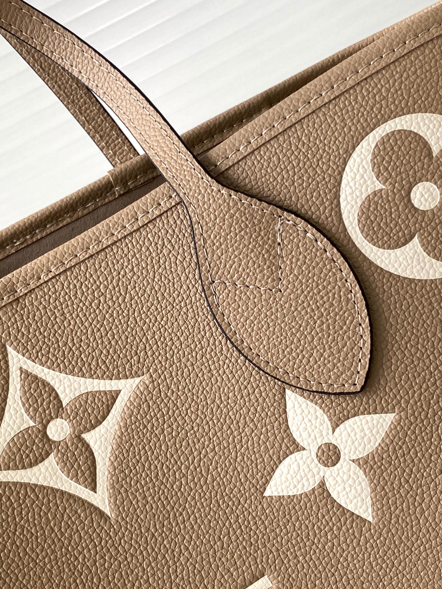 Louis Vuitton Neverfull Medium Shopping Tote with Detachable Zipped Pouch - Image 5