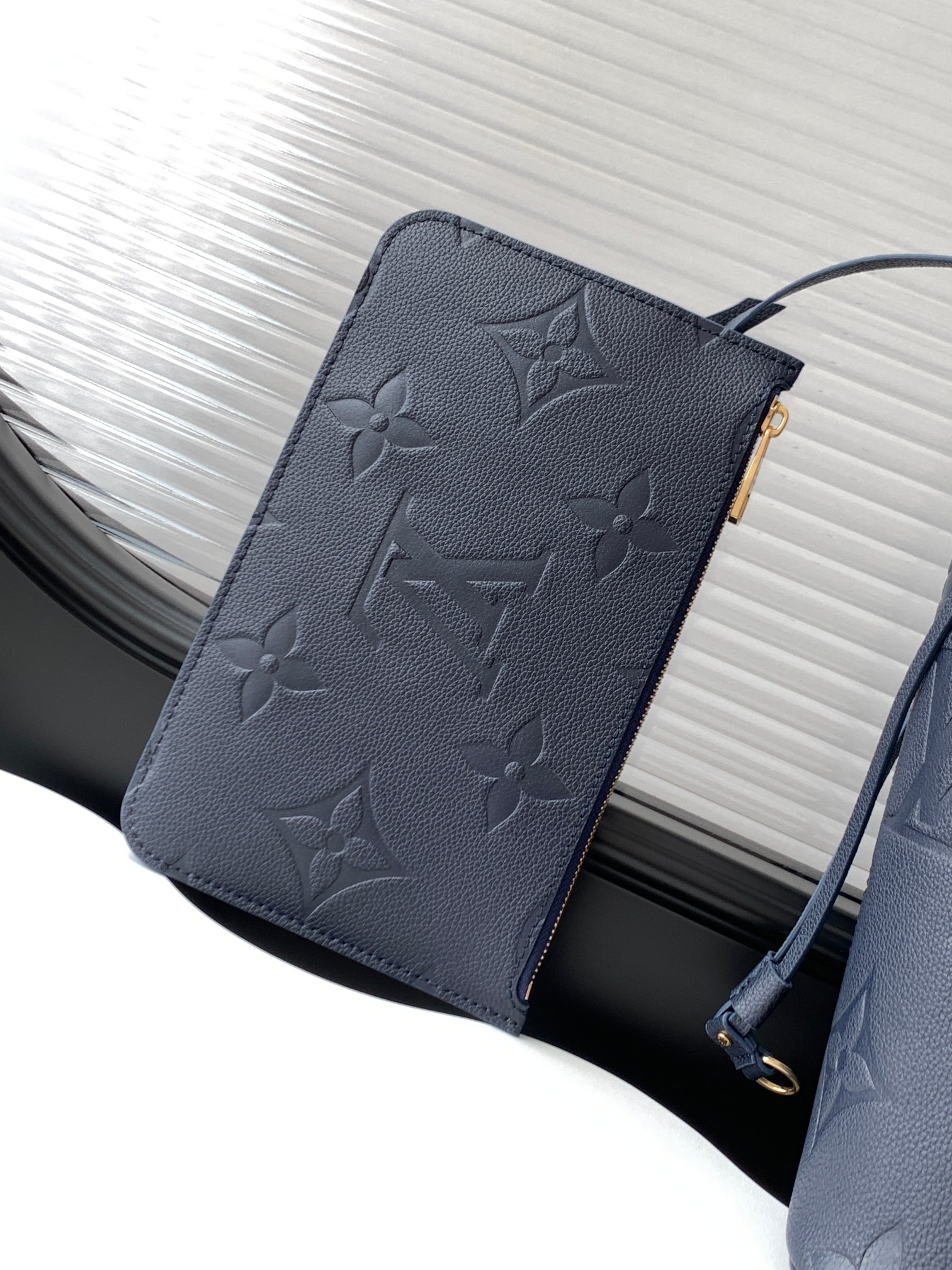 Louis Vuitton Neverfull MM Tote Bag with Detachable Zip Pouch - Image 5