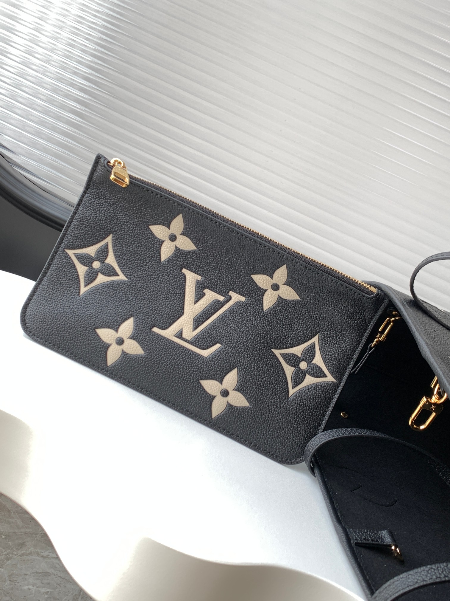 Louis Vuitton Neverfull MM Tote Bag with Removable Zipper Pouch - Image 5