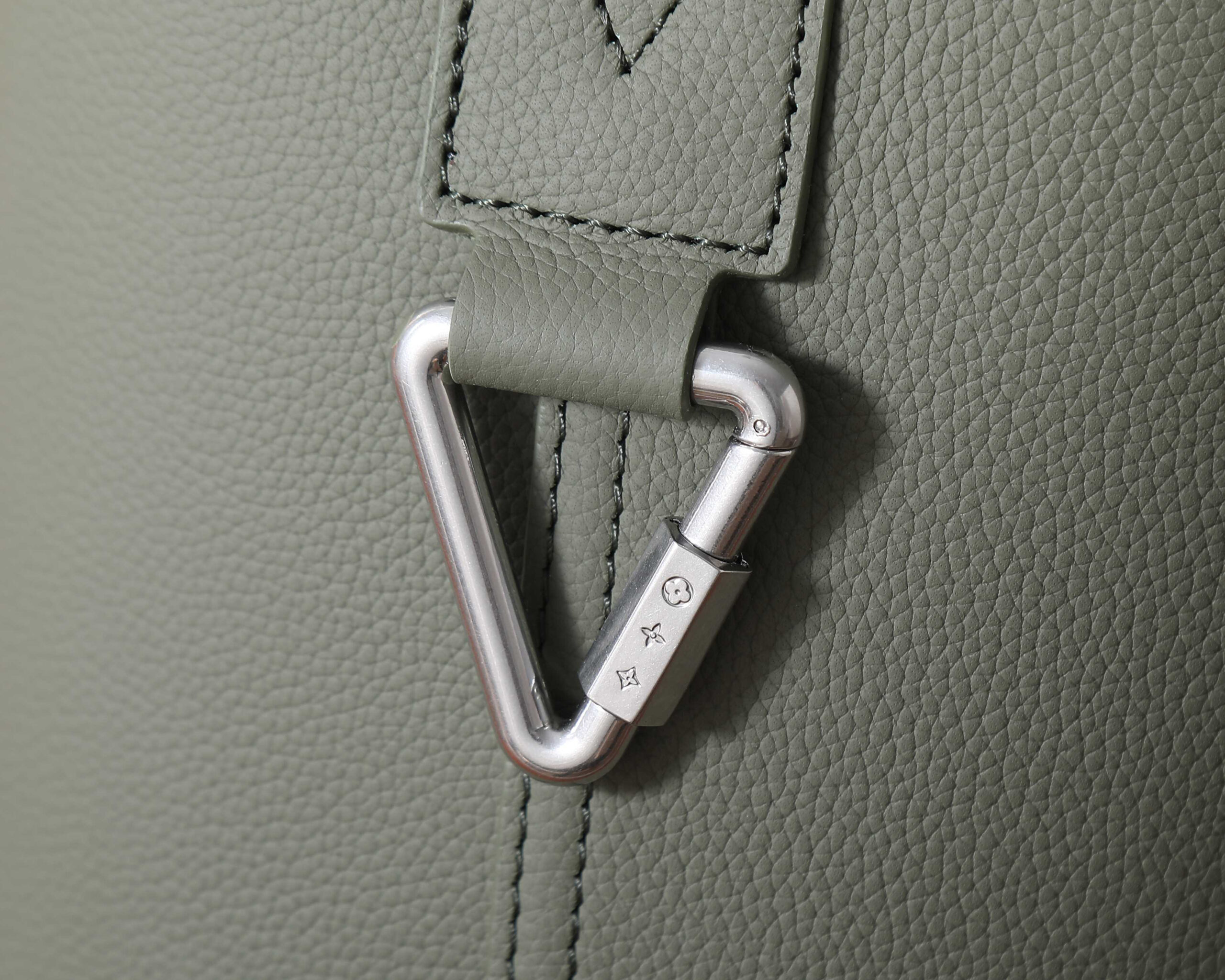 Louis Vuitton Verso Hobo Handbag - Image 5