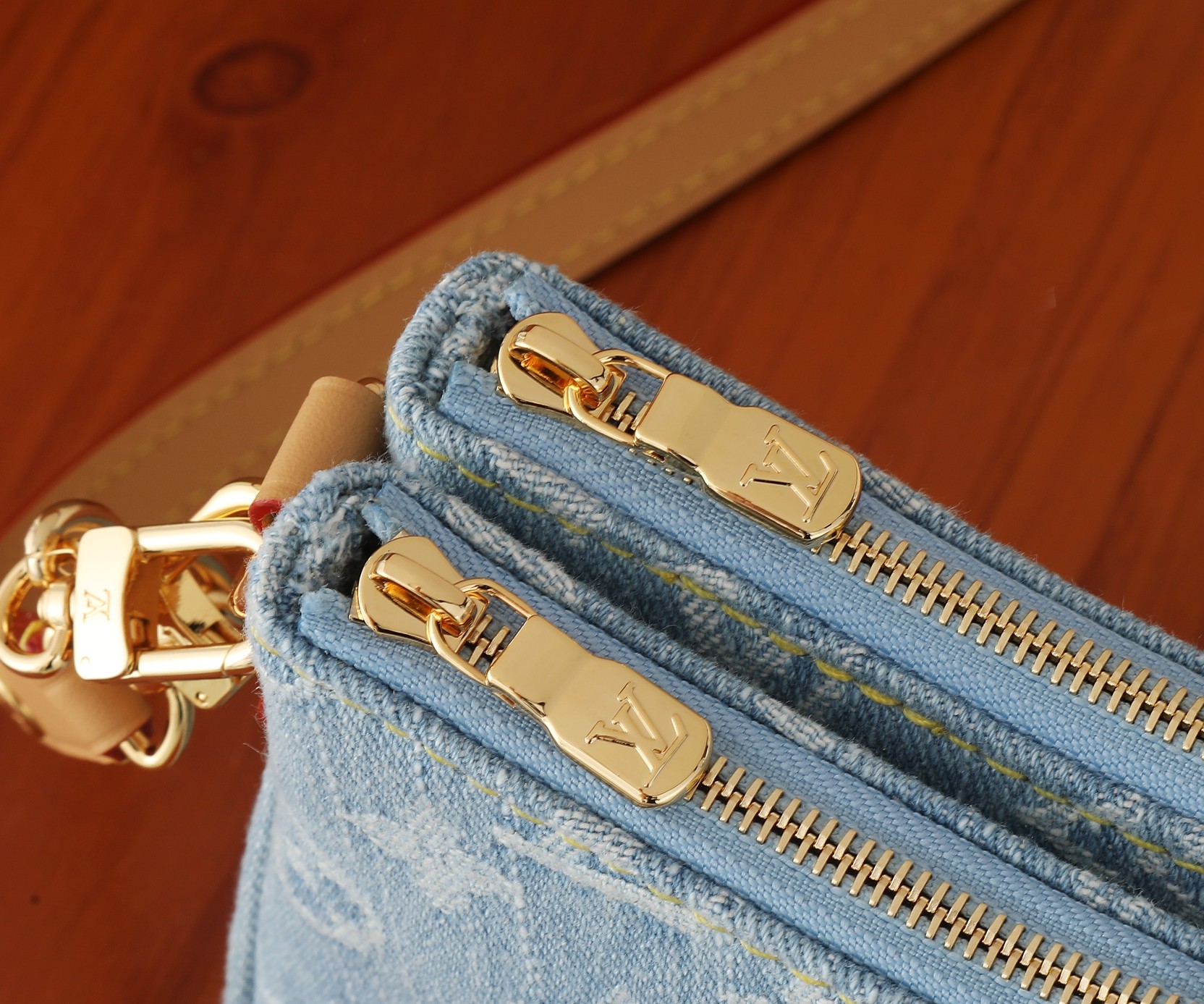 Louis Vuitton Liv Pochette Crossbody Bag M83532 - Image 5