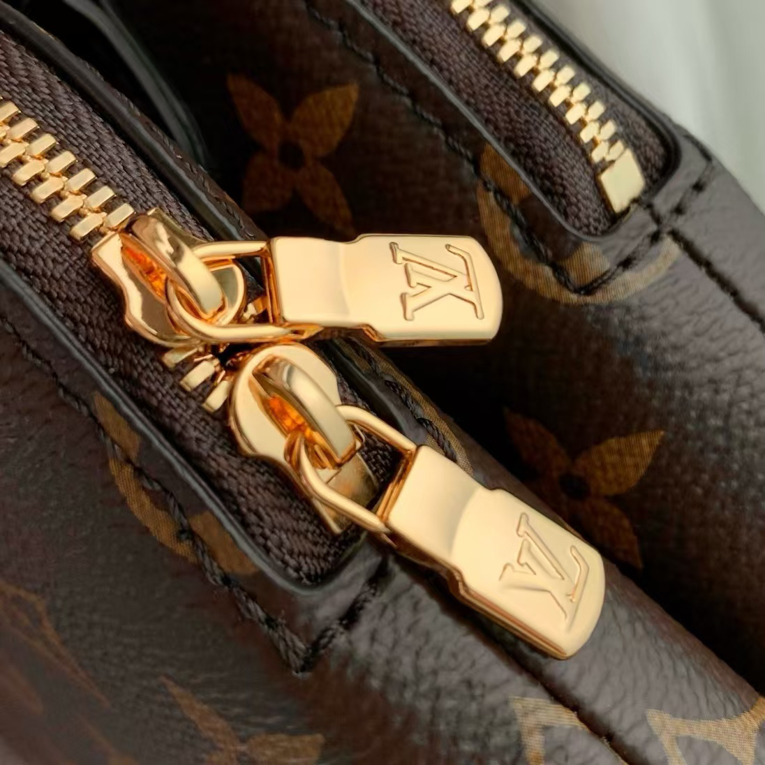 Louis Vuitton Alma Monogram Canvas Crossbody Bag - Image 5