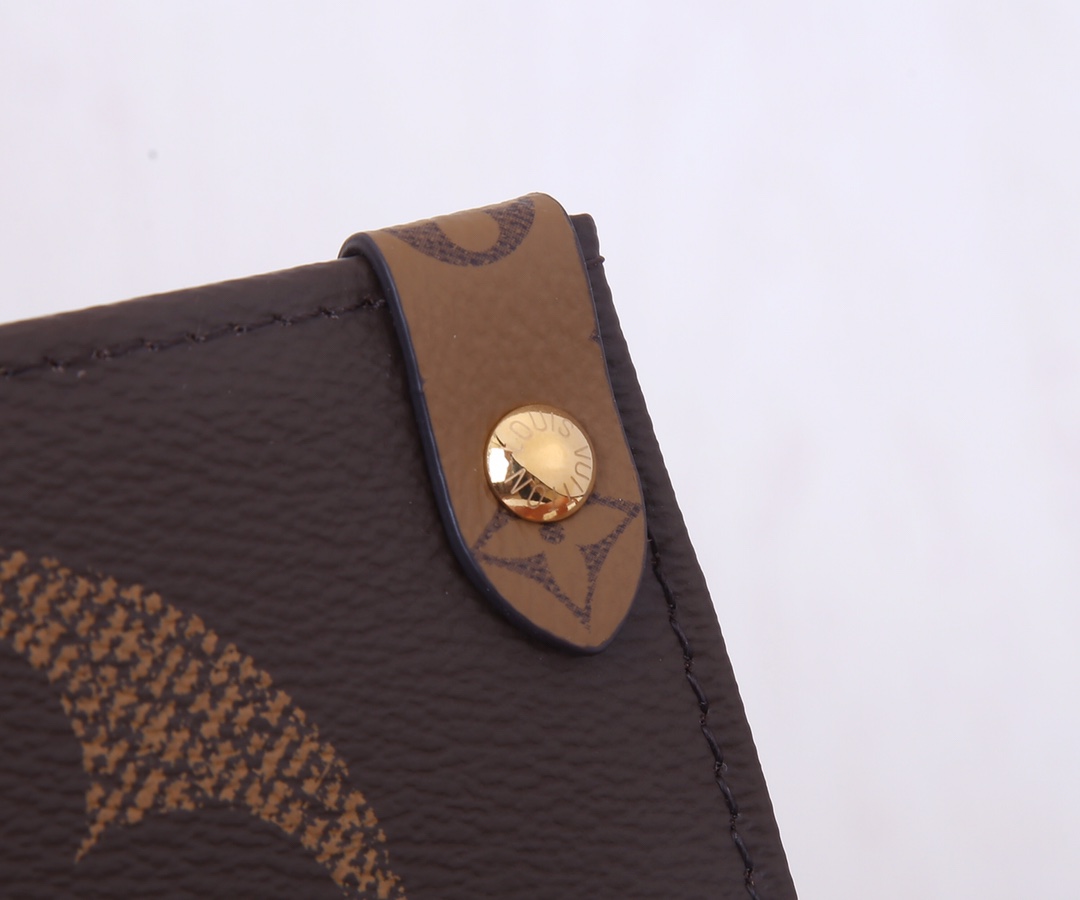 Louis Vuitton Onthego Tote Bag in Monogram Giant Canvas - Image 5