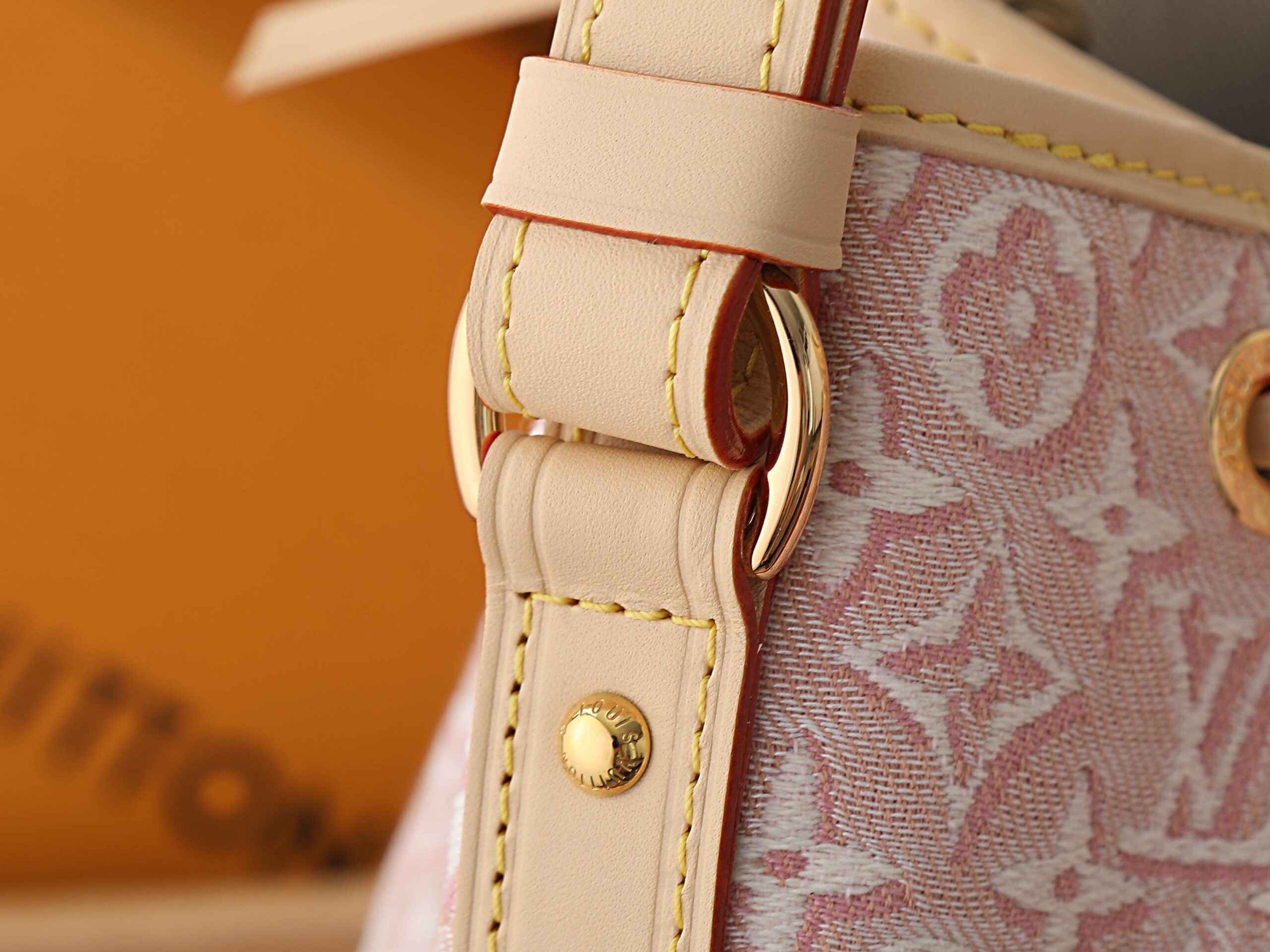 Louis Vuitton Noé Handbag in Monogram Emblème Canvas - Image 5