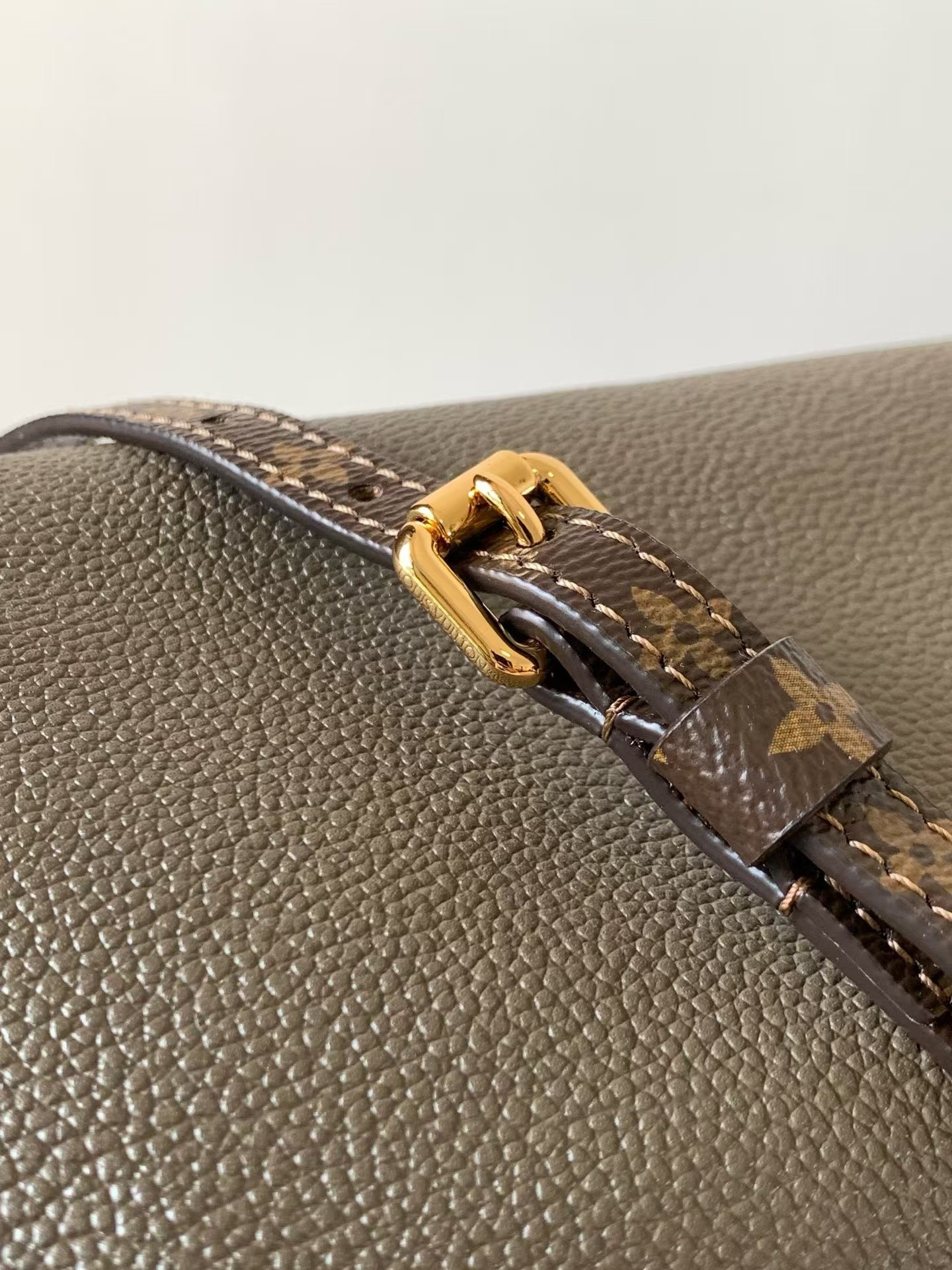 Louis Vuitton Express Small Handbag M26360 - Image 5