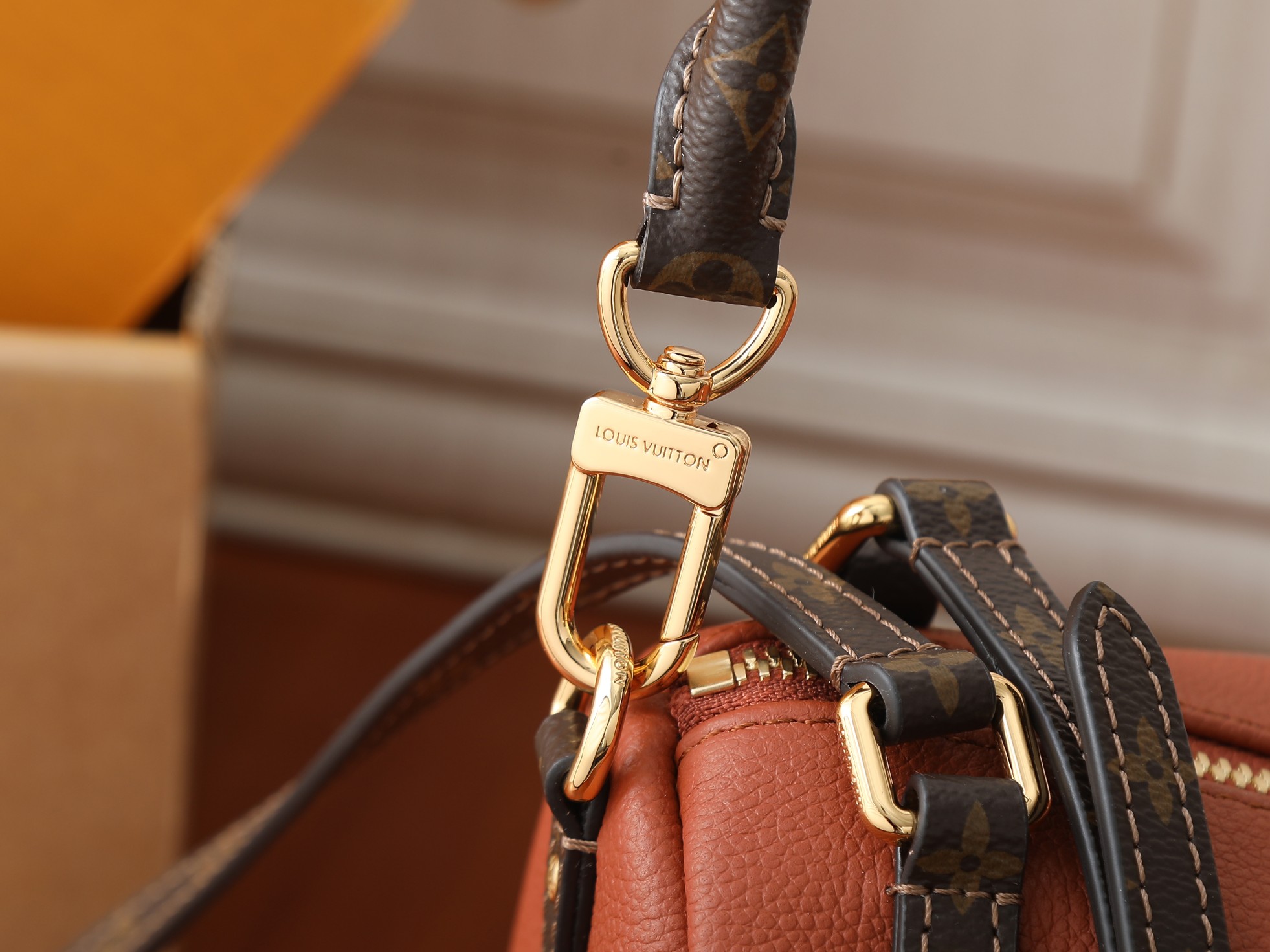 Louis Vuitton Express Small Handbag - Image 5