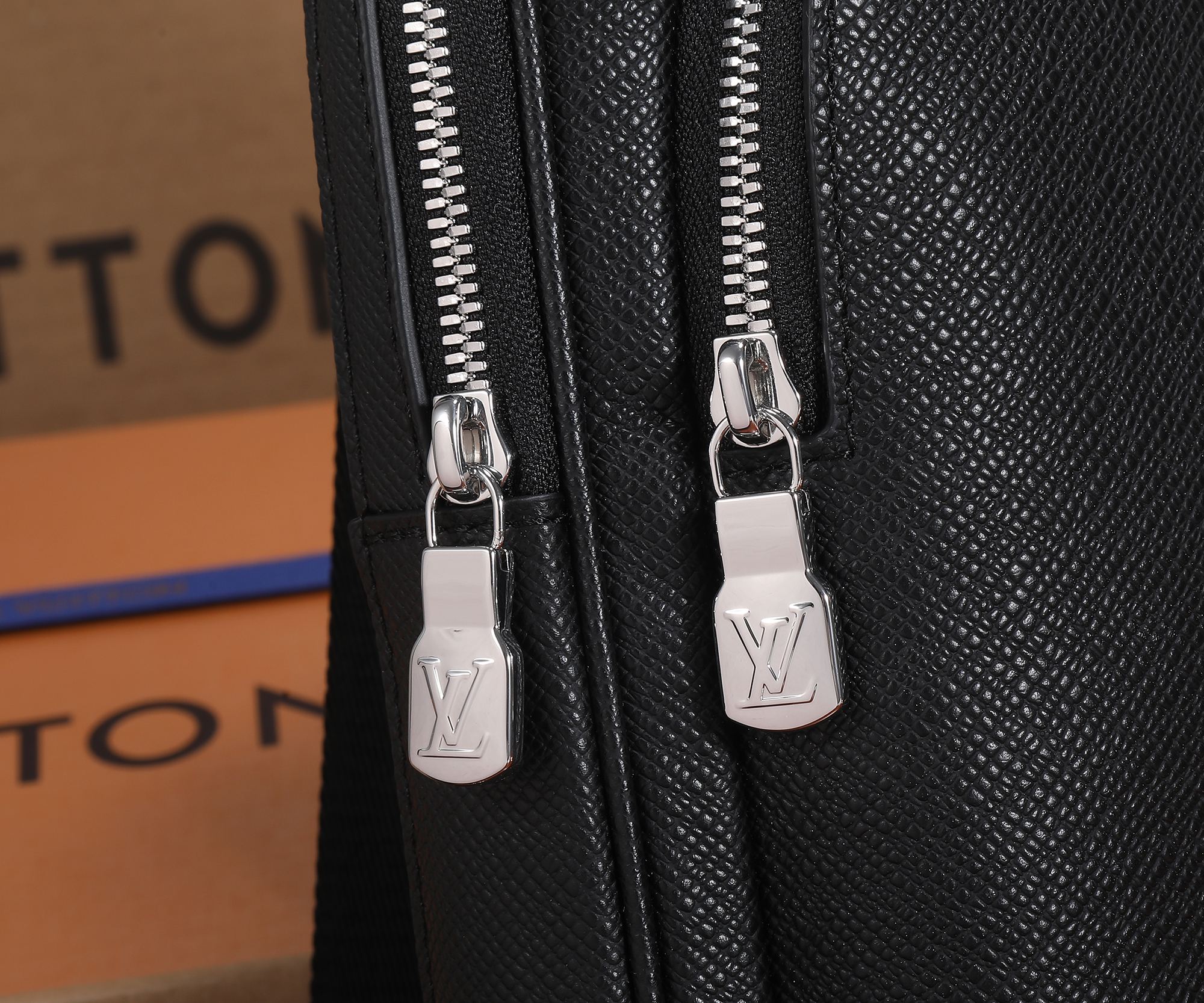 Louis Vuitton Avenue Shoulder Bag in Taiga Leather - Image 5