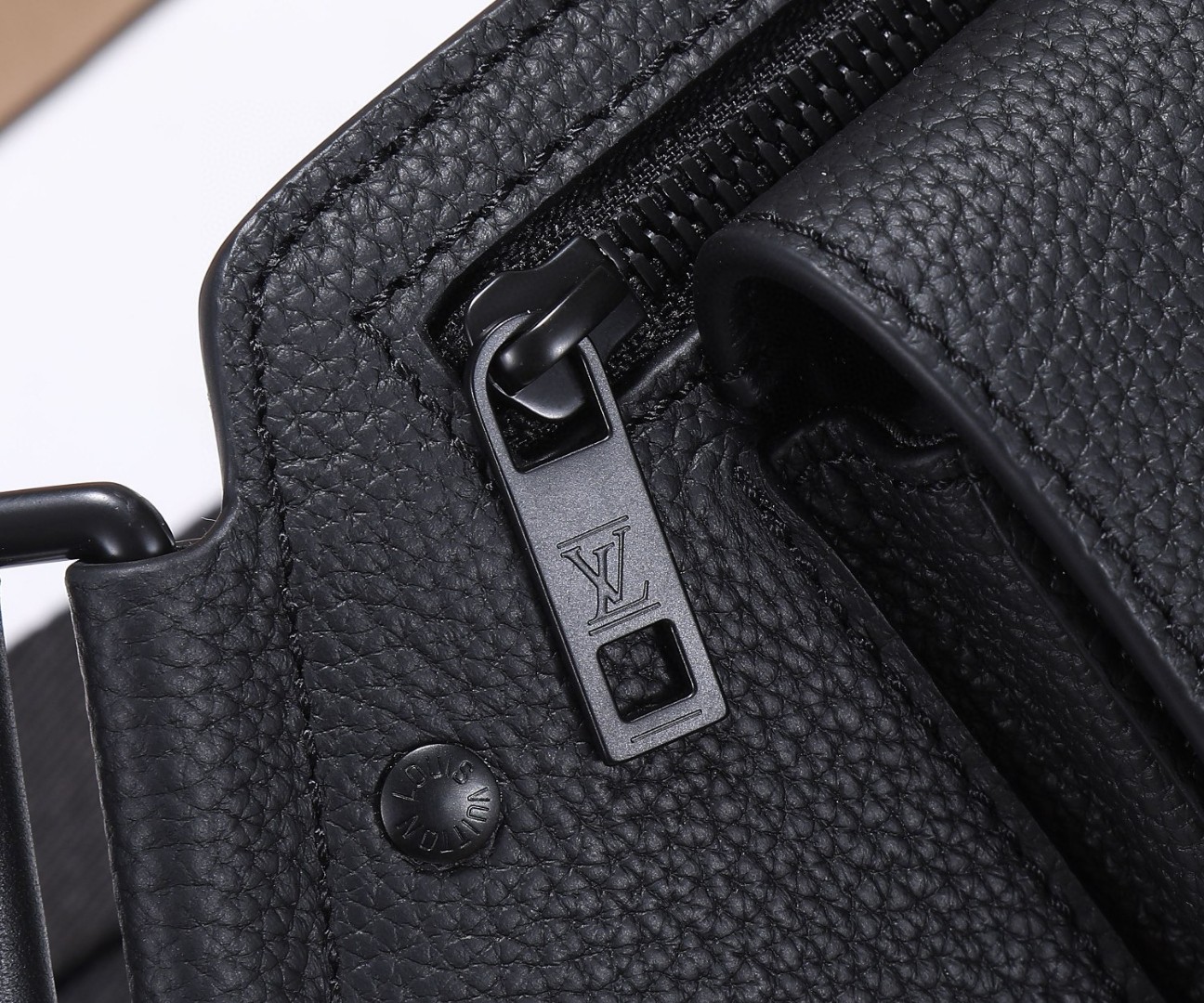 Louis Vuitton Aerogram Shoulder Bag M57081 - Image 5