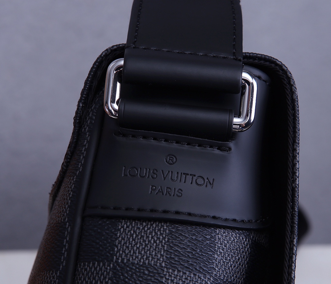 Louis Vuitton District Small Messenger Bag in Damier Graphite Canvas - Image 5