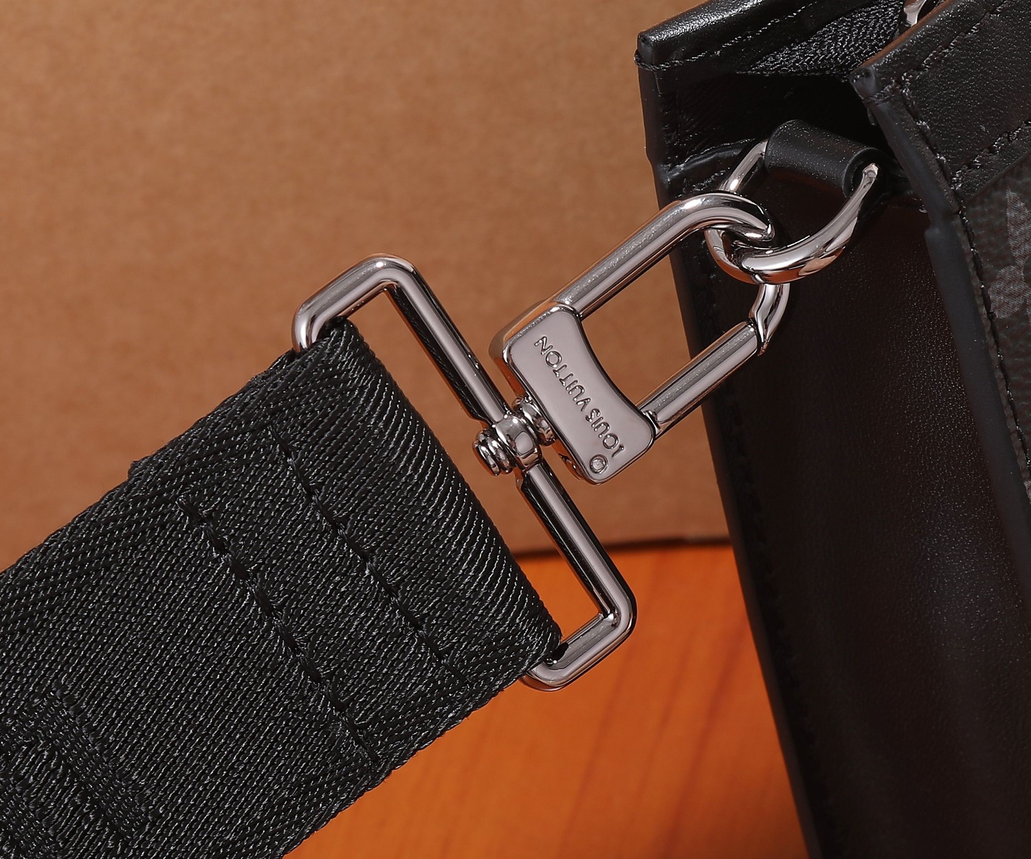 Louis Vuitton Gaston Wearable Wallet Crossbody Bag M81124 - Image 5