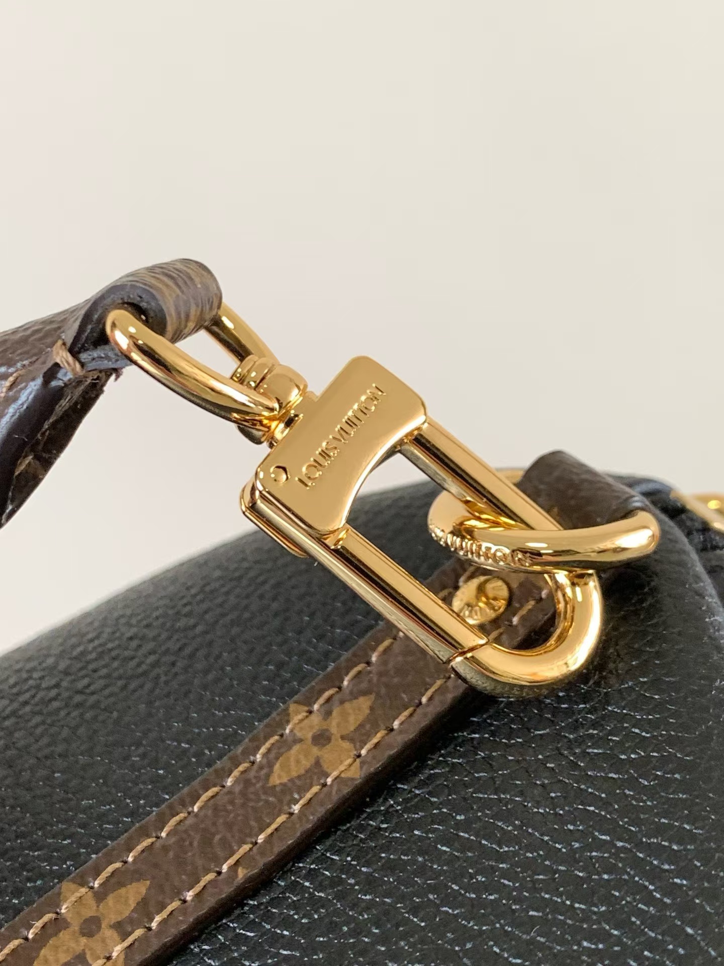 Express Small Handbag, Model M26039 - Image 5