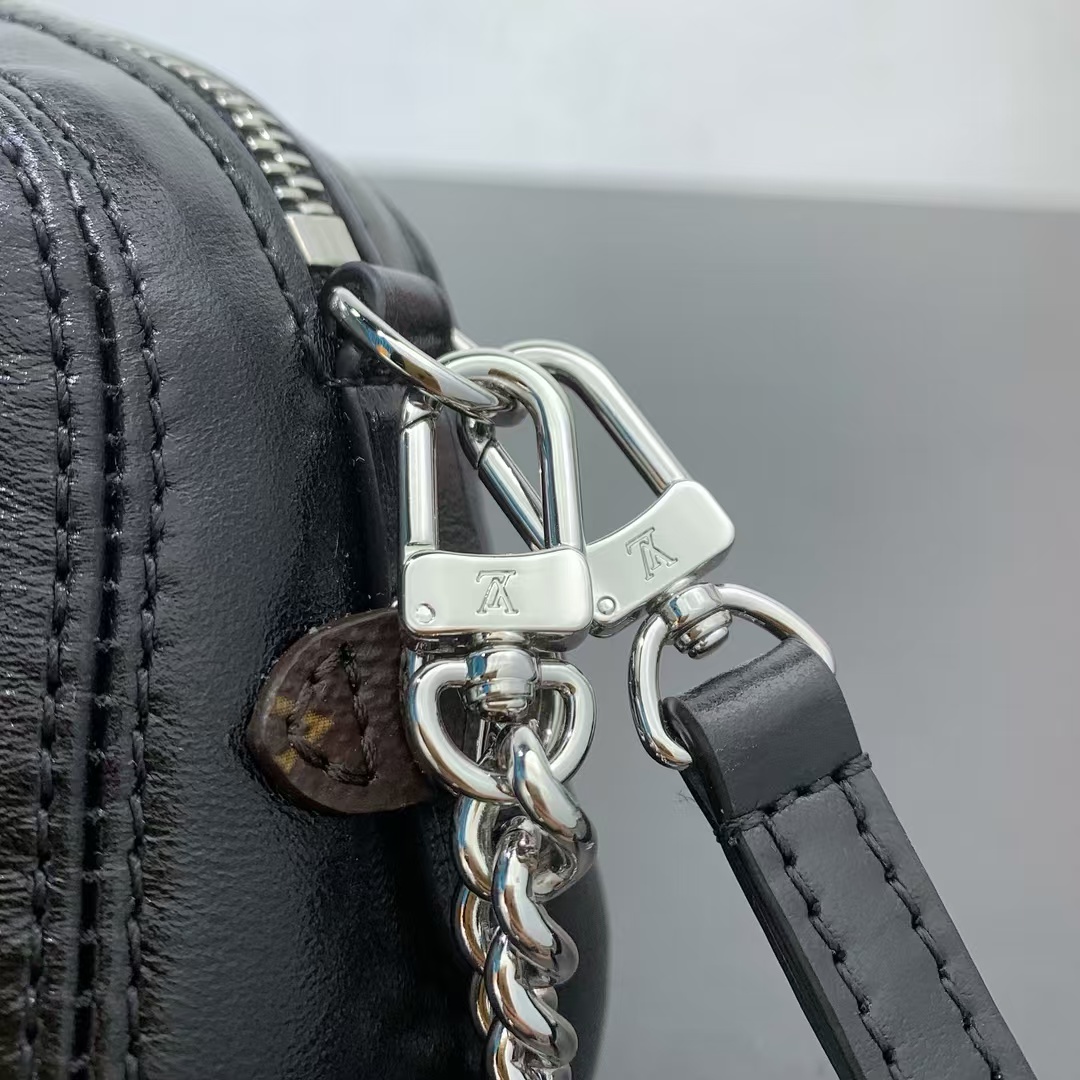 Pochette Vibe Crossbody Bag from the LV Vibe Collection - Image 5