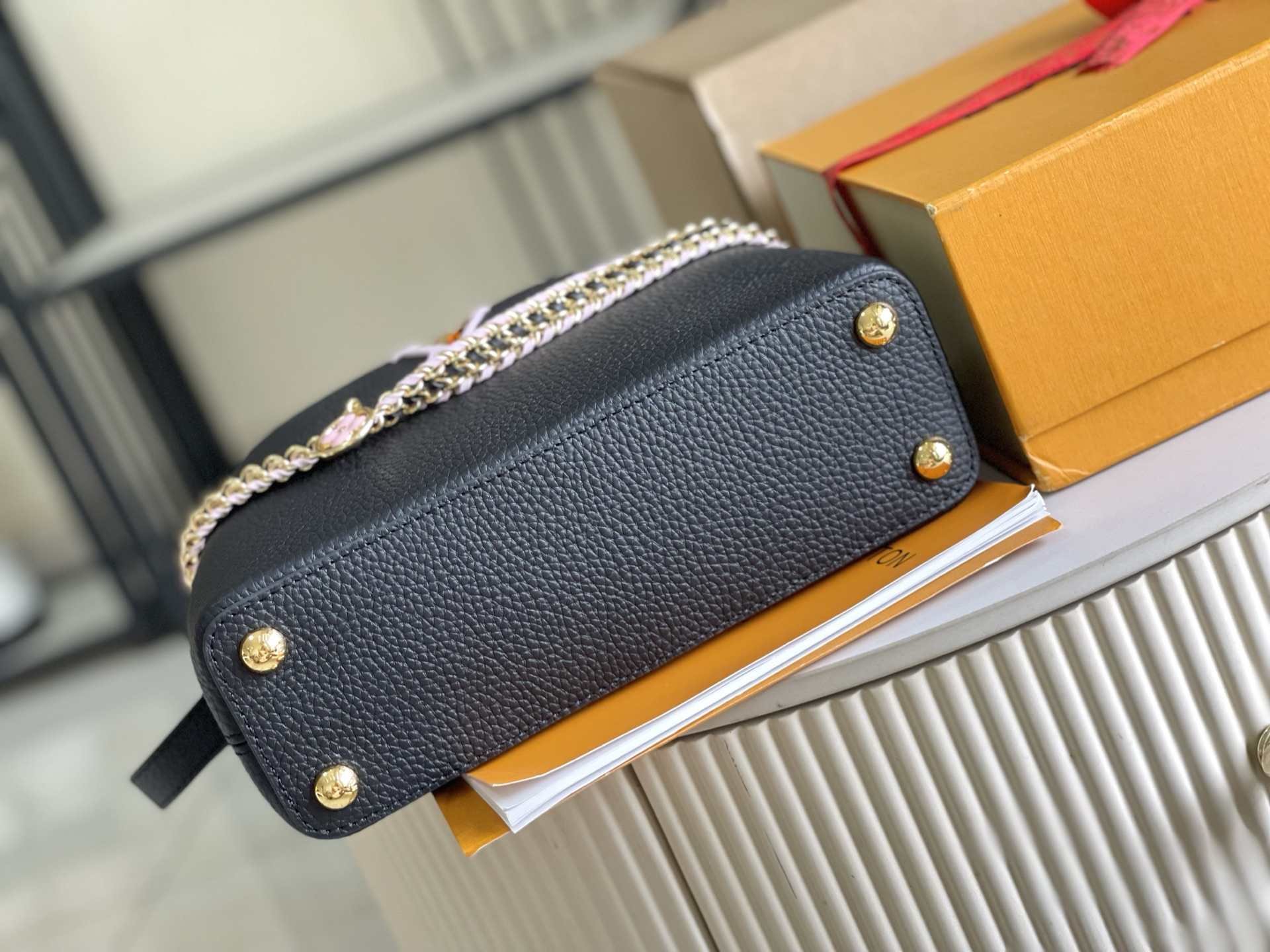 Louis Vuitton Capucines Small Handbag in Taurillon Leather - Image 5