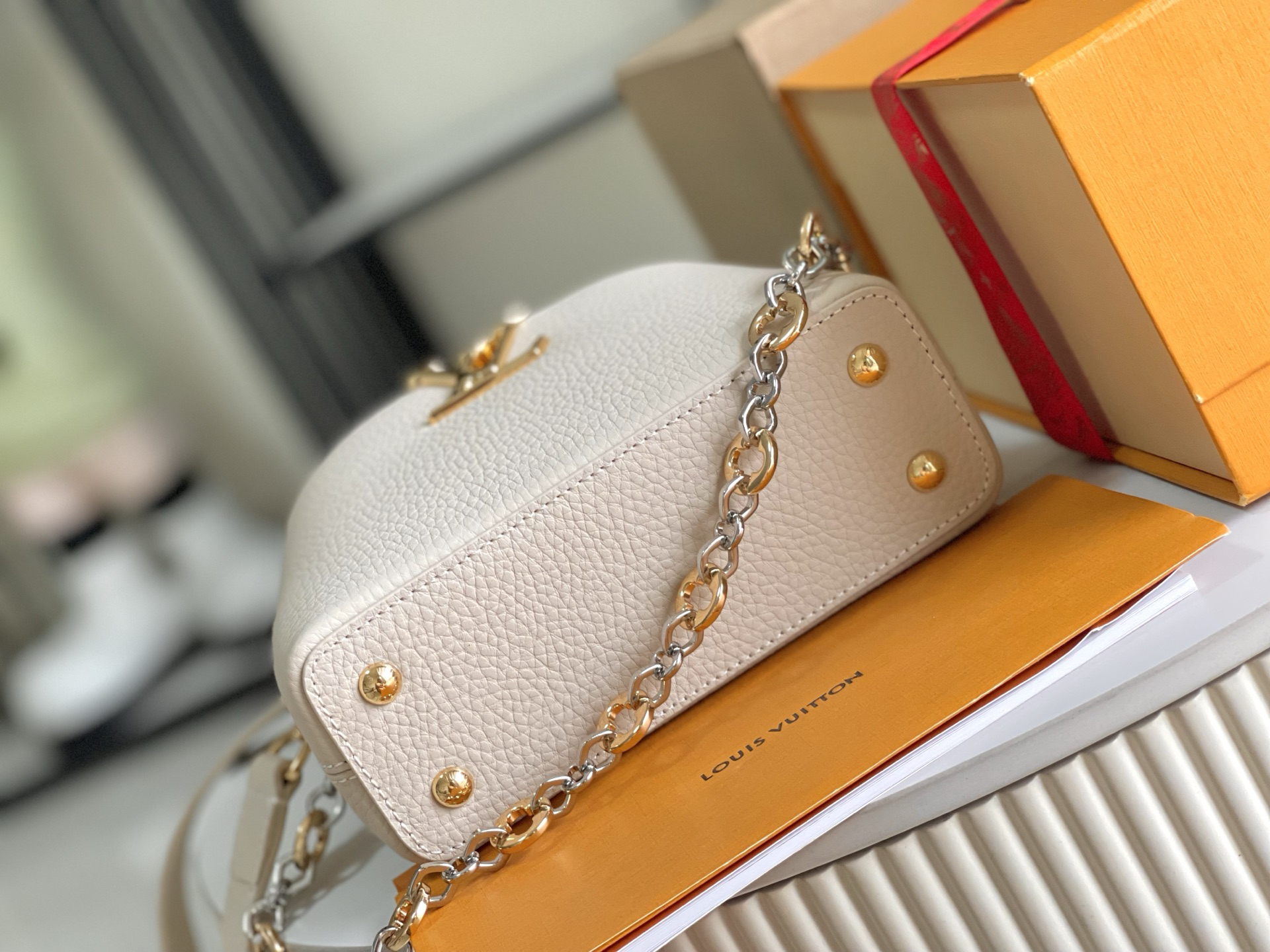 Louis Vuitton Capucines BB Handbag in White Cow Leather - Image 5