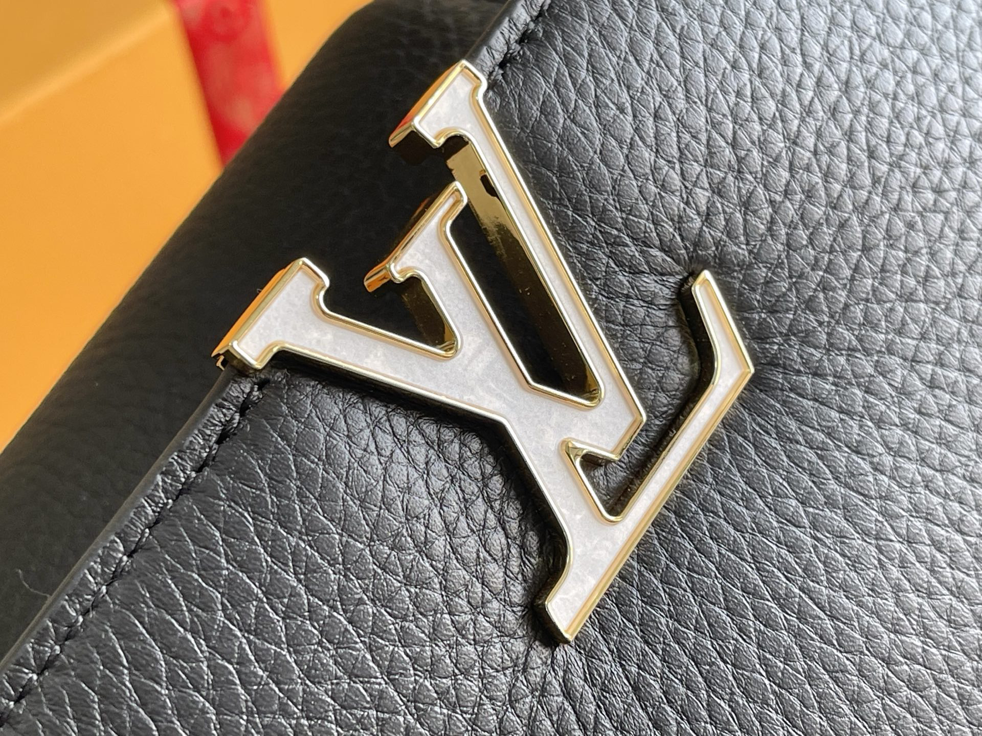 Louis Vuitton Capucines Small Black Leather Handbag - Image 5