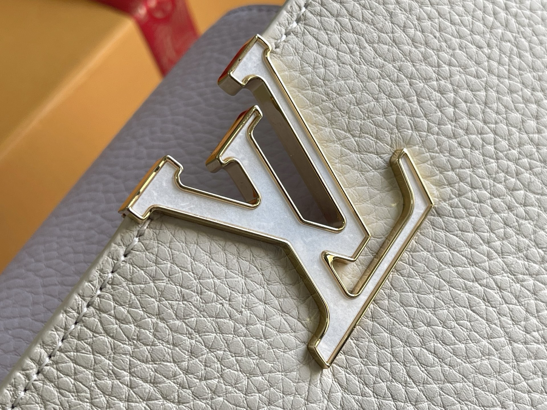 Louis Vuitton Capucines Handbag M25461 in Ivory and Lavender - Image 5
