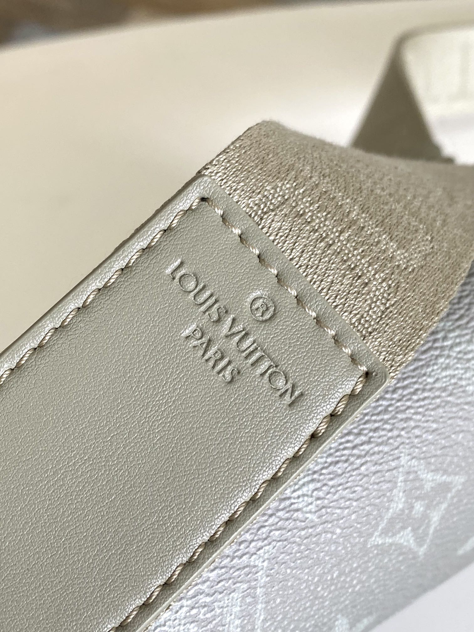 Louis Vuitton District Small Messenger Bag - Image 5