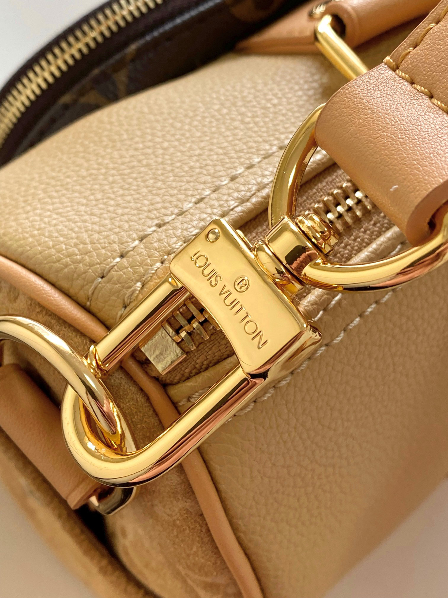 Louis Vuitton Keepall Bandoulière 25 Crossbody Bag - Image 5