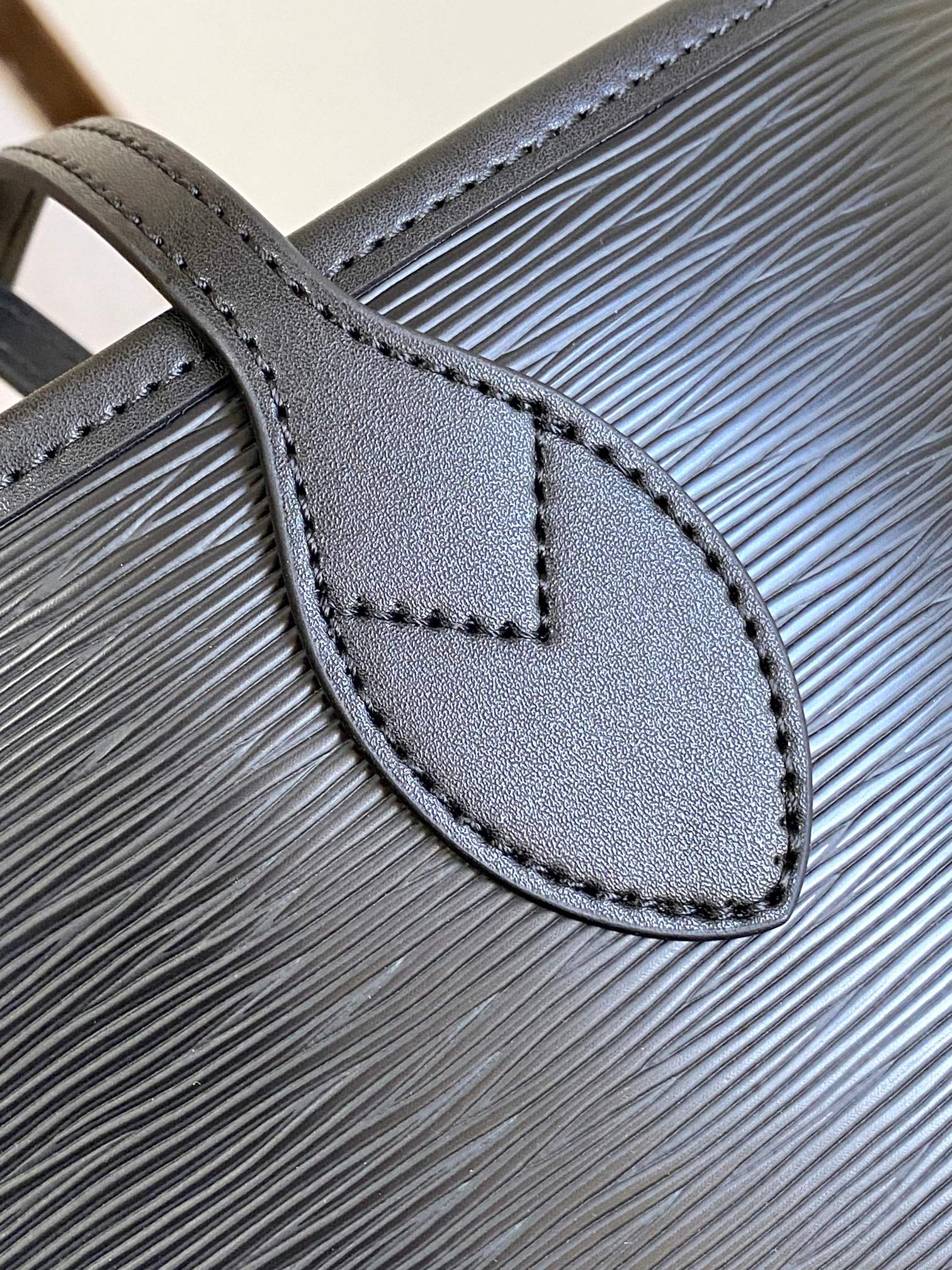 Louis Vuitton Neverfull MM Tote Bag - Image 5