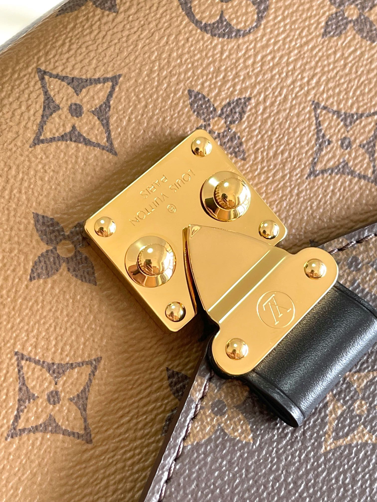 Louis Vuitton Pochette Metis Monogram Reverse Crossbody Bag - Image 5