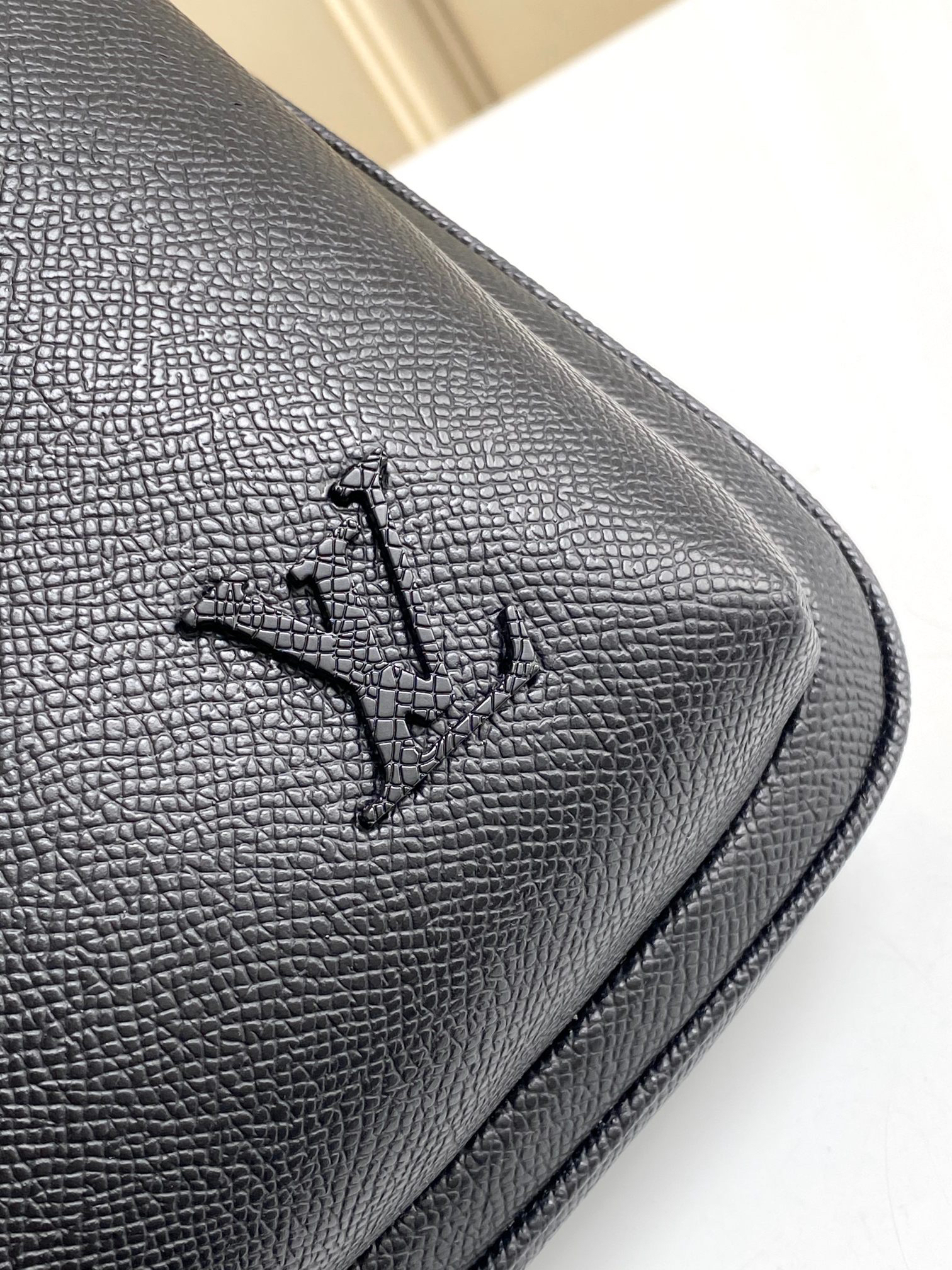Louis Vuitton Avenue Shoulder Bag in Damier Graphite Canvas - Image 5