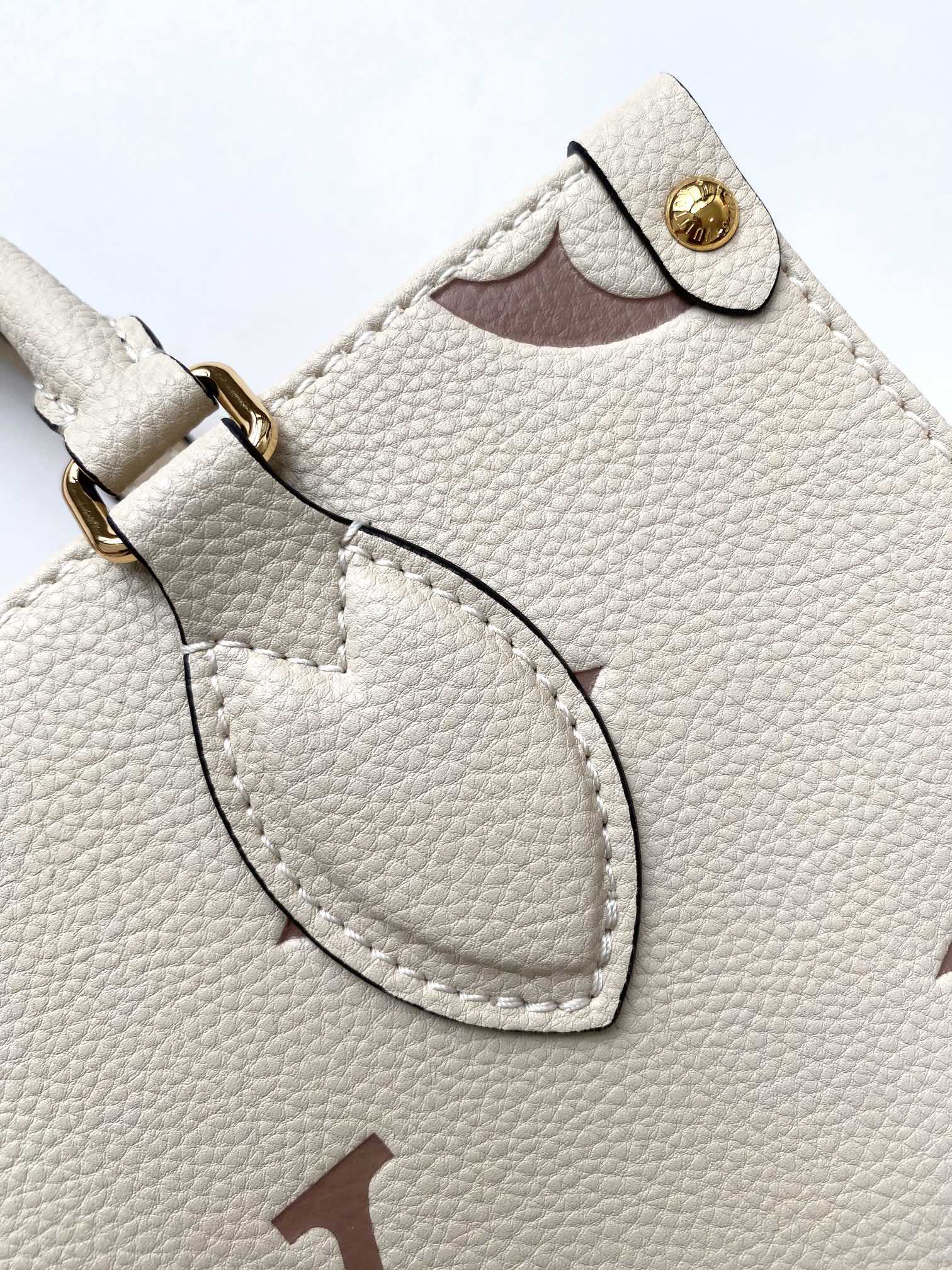 Louis Vuitton OnTheGo Small Tote Bag M45654 in White Monogram Cowhide Leather - Image 5