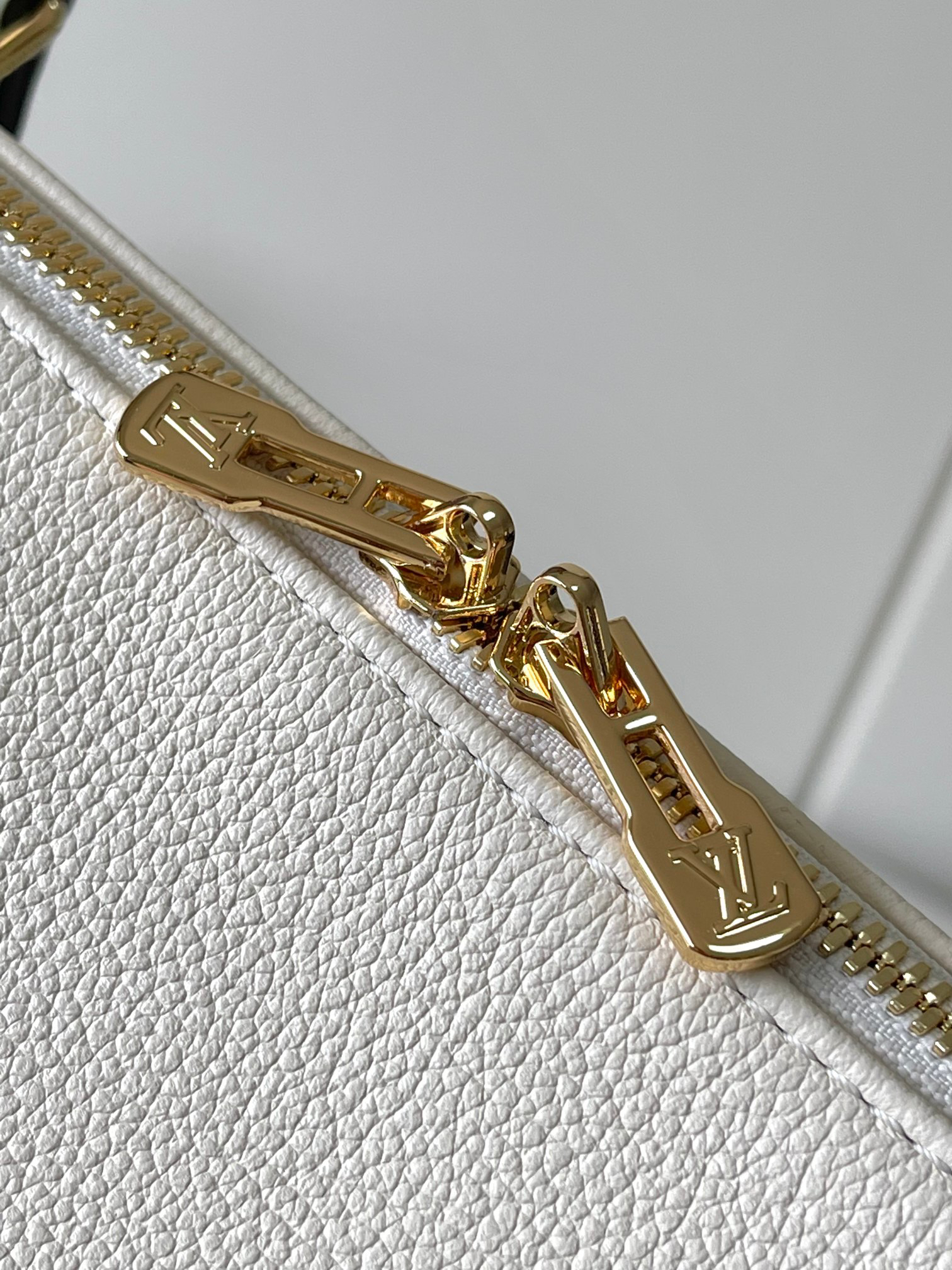 Louis Vuitton Express Small Shoulder Bag in Ivory Grained Leather - Image 5