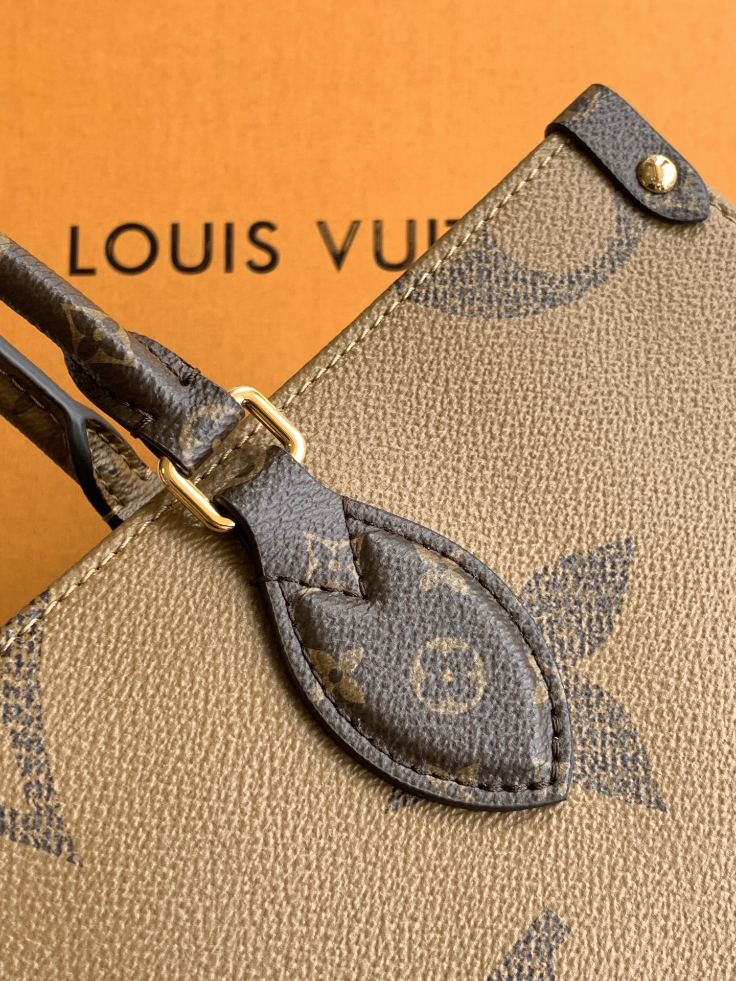 Louis Vuitton Onthego MM Leather Tote Bag - Image 5