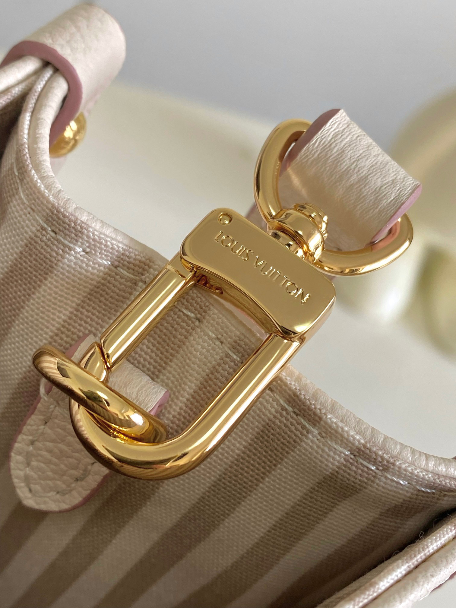 Louis Vuitton OnTheGo Small Shoulder Bag M14403 in Beige Monogram Empreinte Leather - Image 5