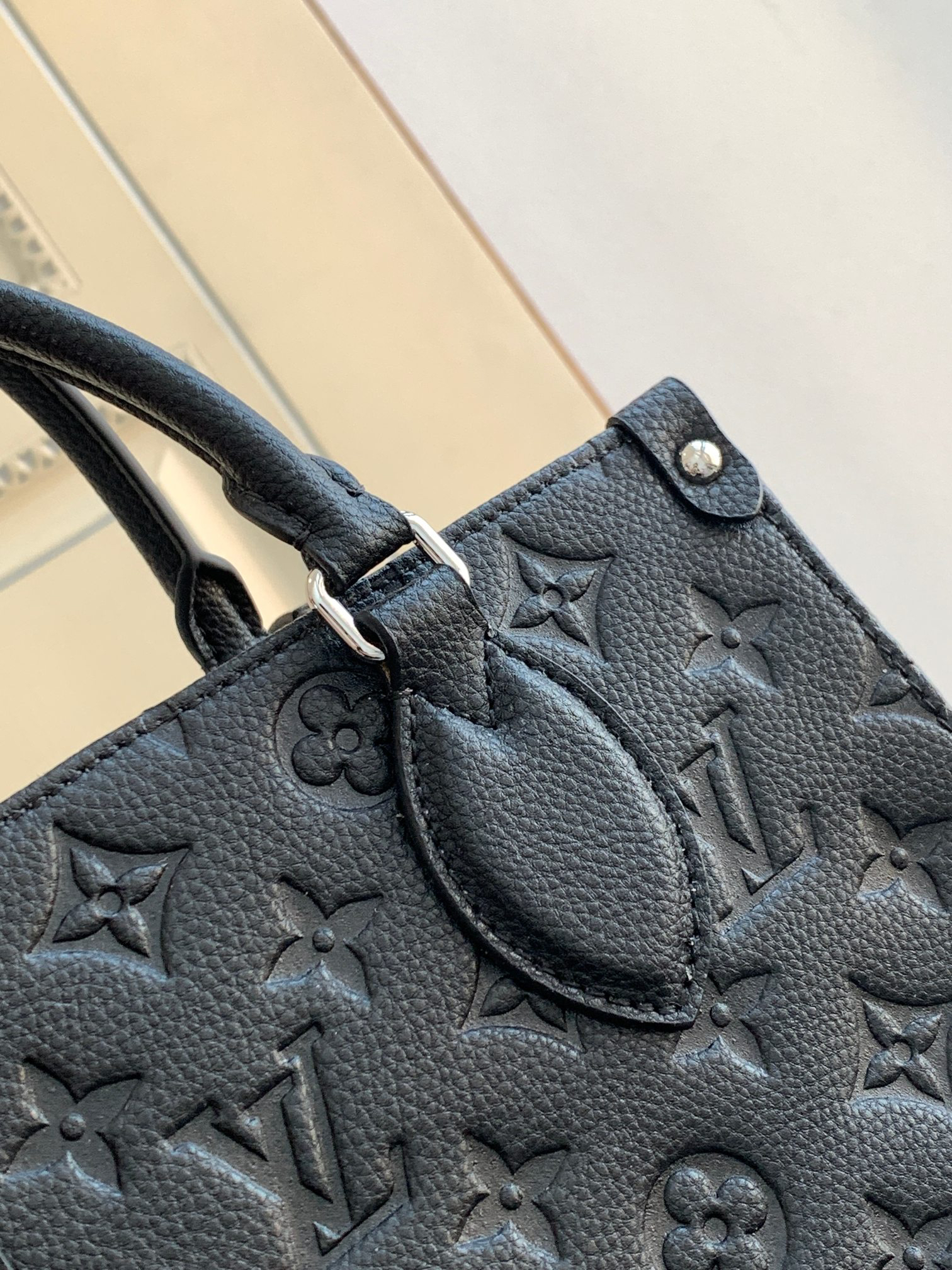 Louis Vuitton OnTheGo Small Tote Bag M45653 - Image 5