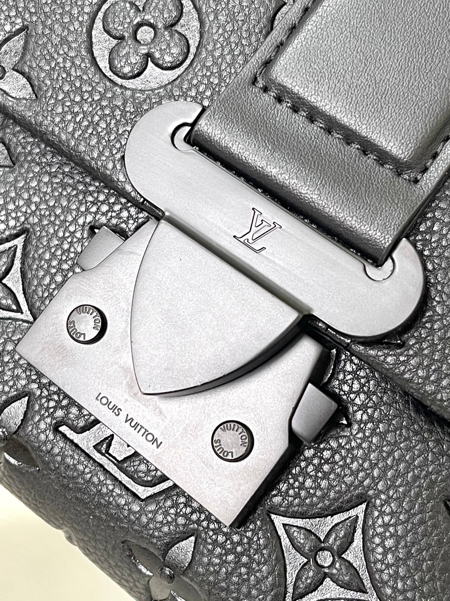 Louis Vuitton S-Cape Messenger Bag M23741 - Image 5