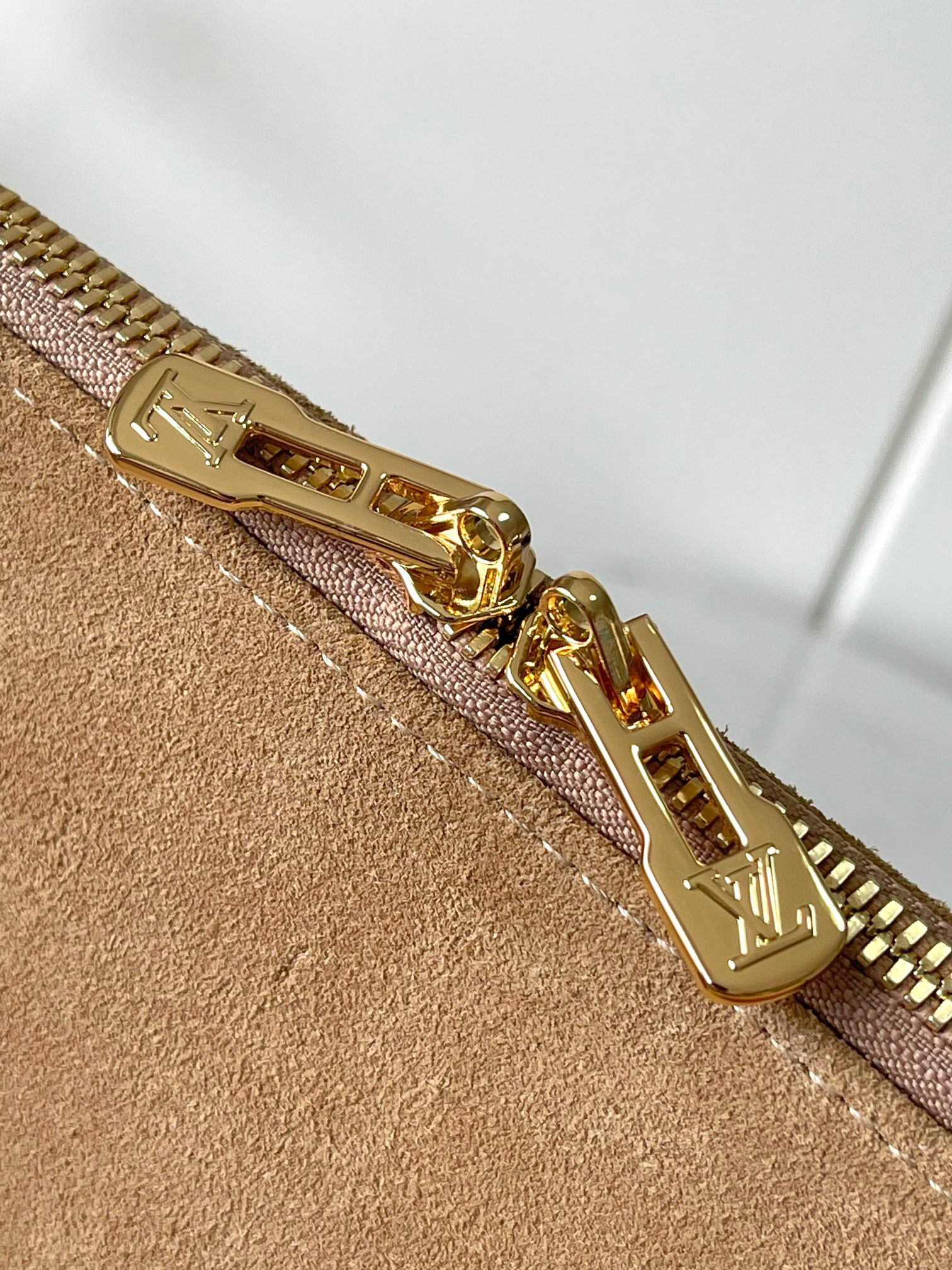 Express Medium Handbag in Apricot - Image 5