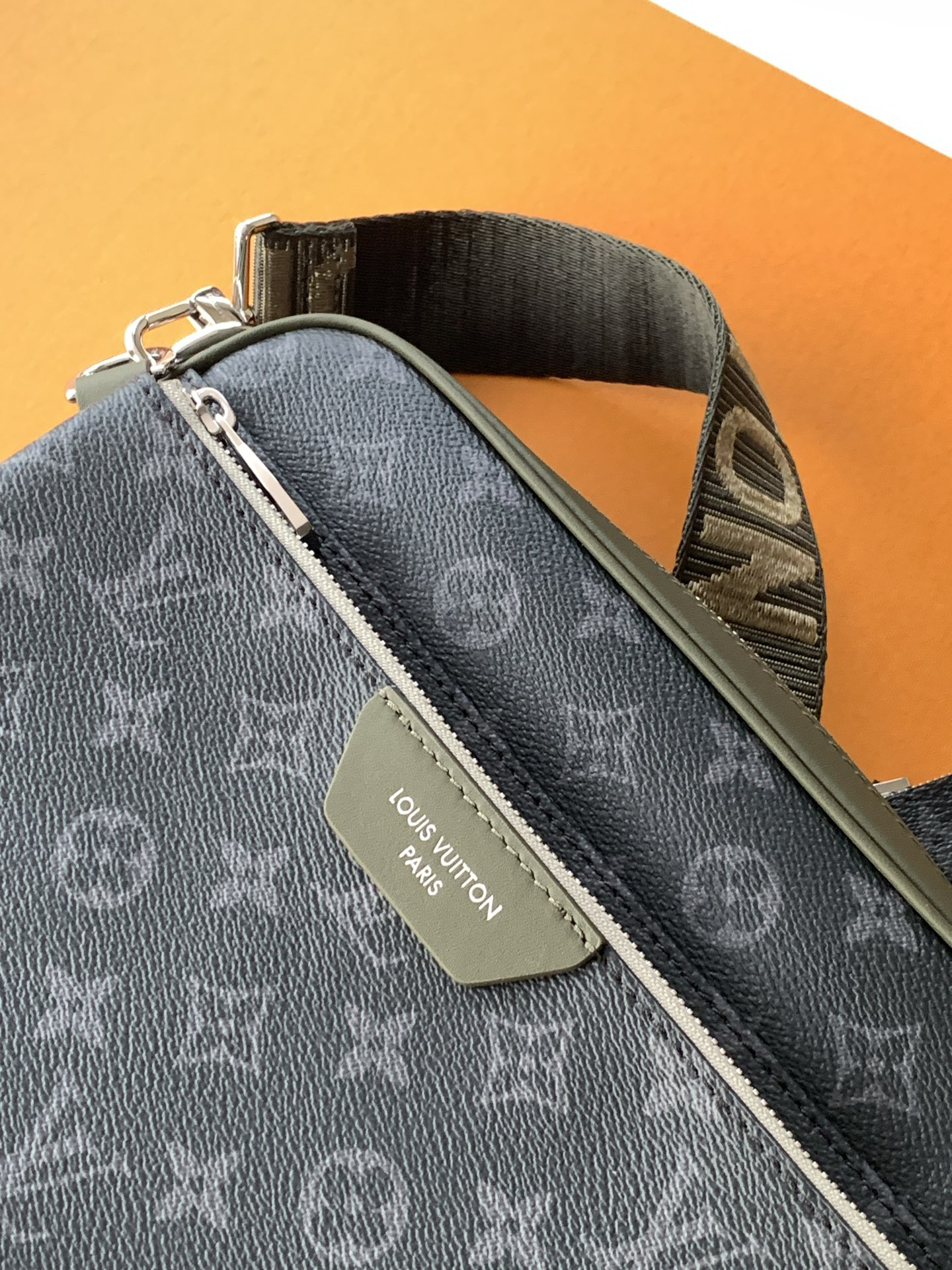 Louis Vuitton M28628 Leather Crossbody Bag - Image 5