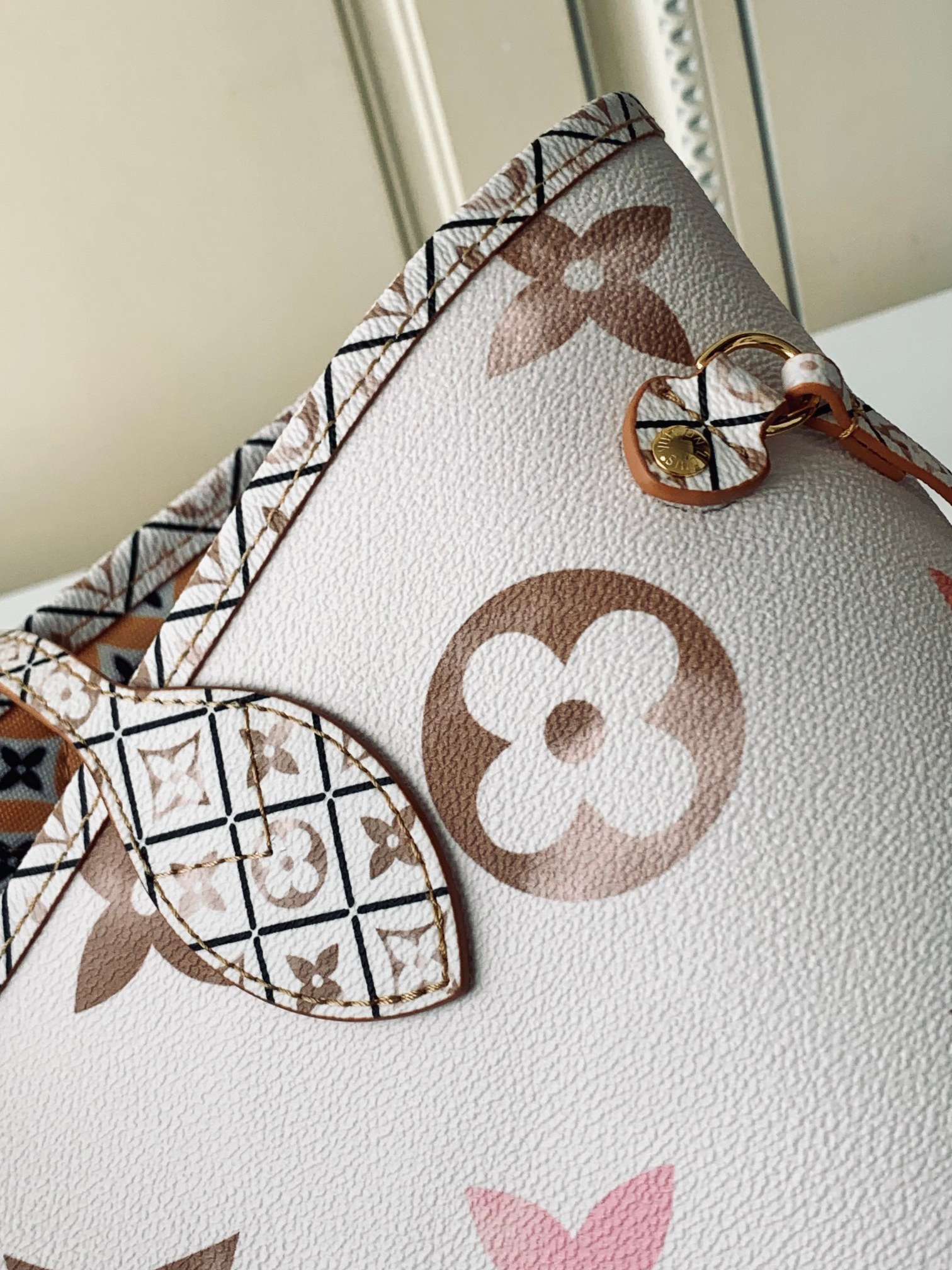 Louis Vuitton Neverfull Monogram Canvas Tote Bag with Detachable Zip Pouch - Image 5