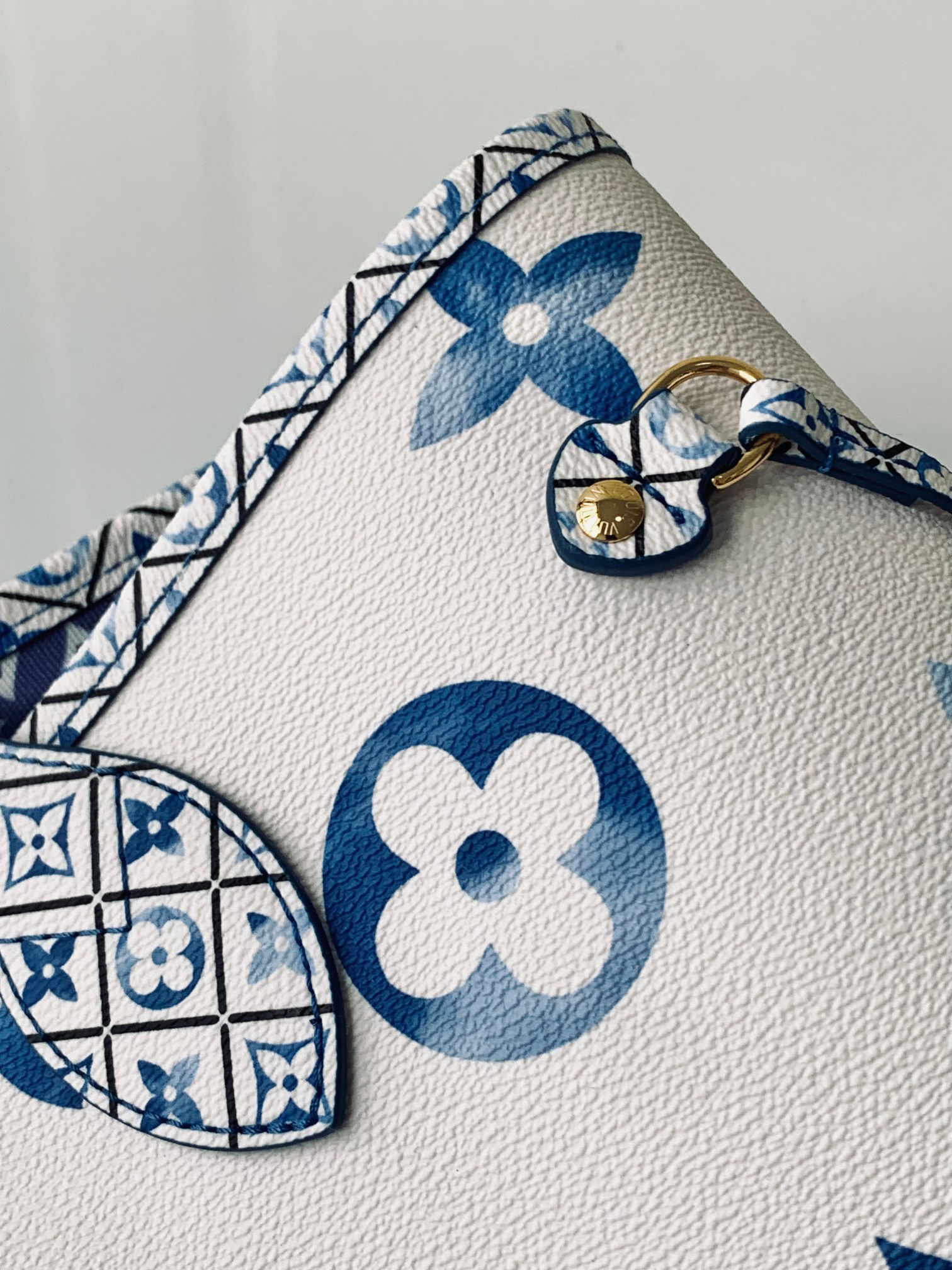 Louis Vuitton Neverfull Tote Bag with Detachable Zipper Pouch - Image 5